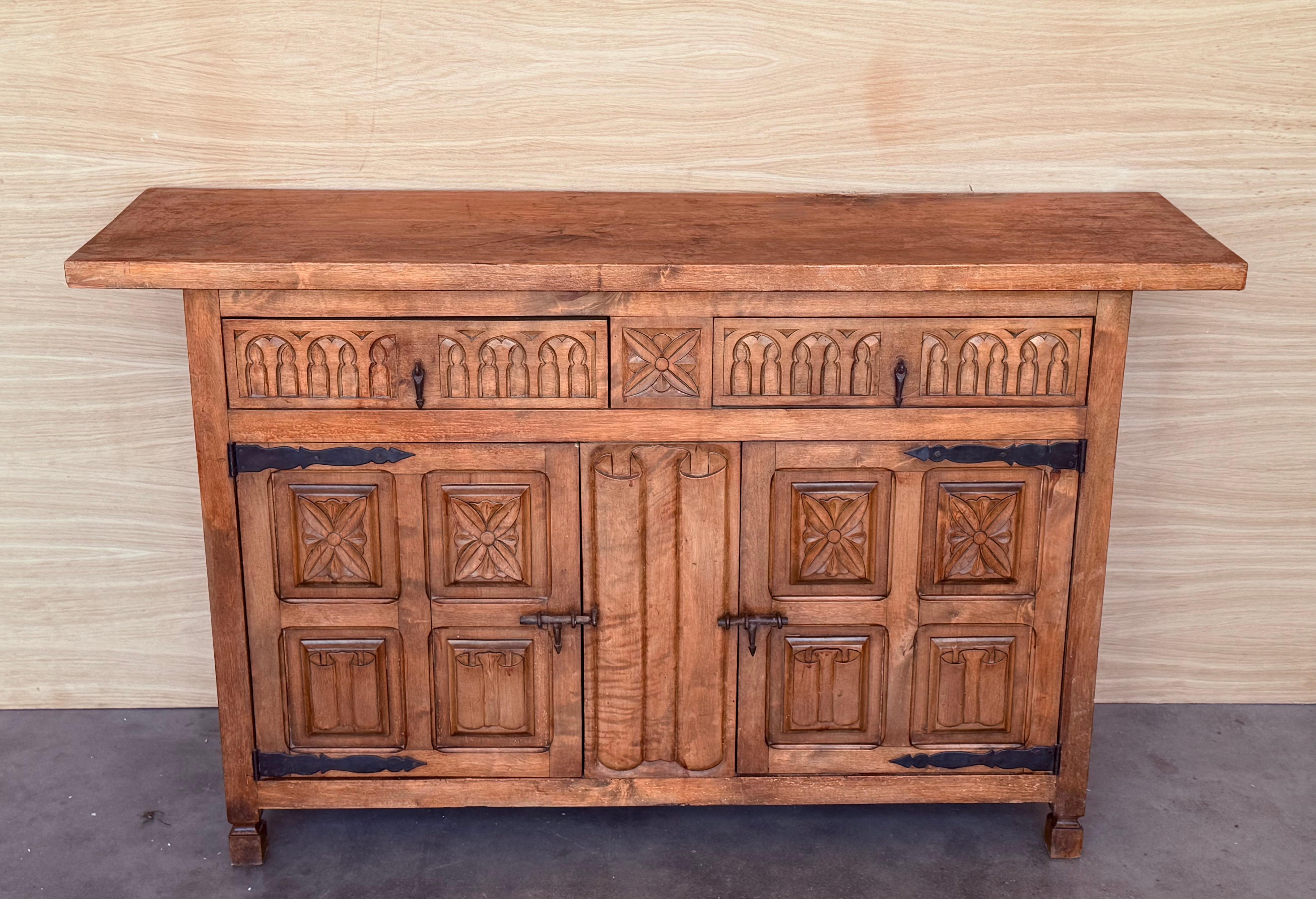 Espagnol Crédence ou buffet à deux tiroirs en noyer sculpté de style toscan baroque espagnol du 19e siècle en vente