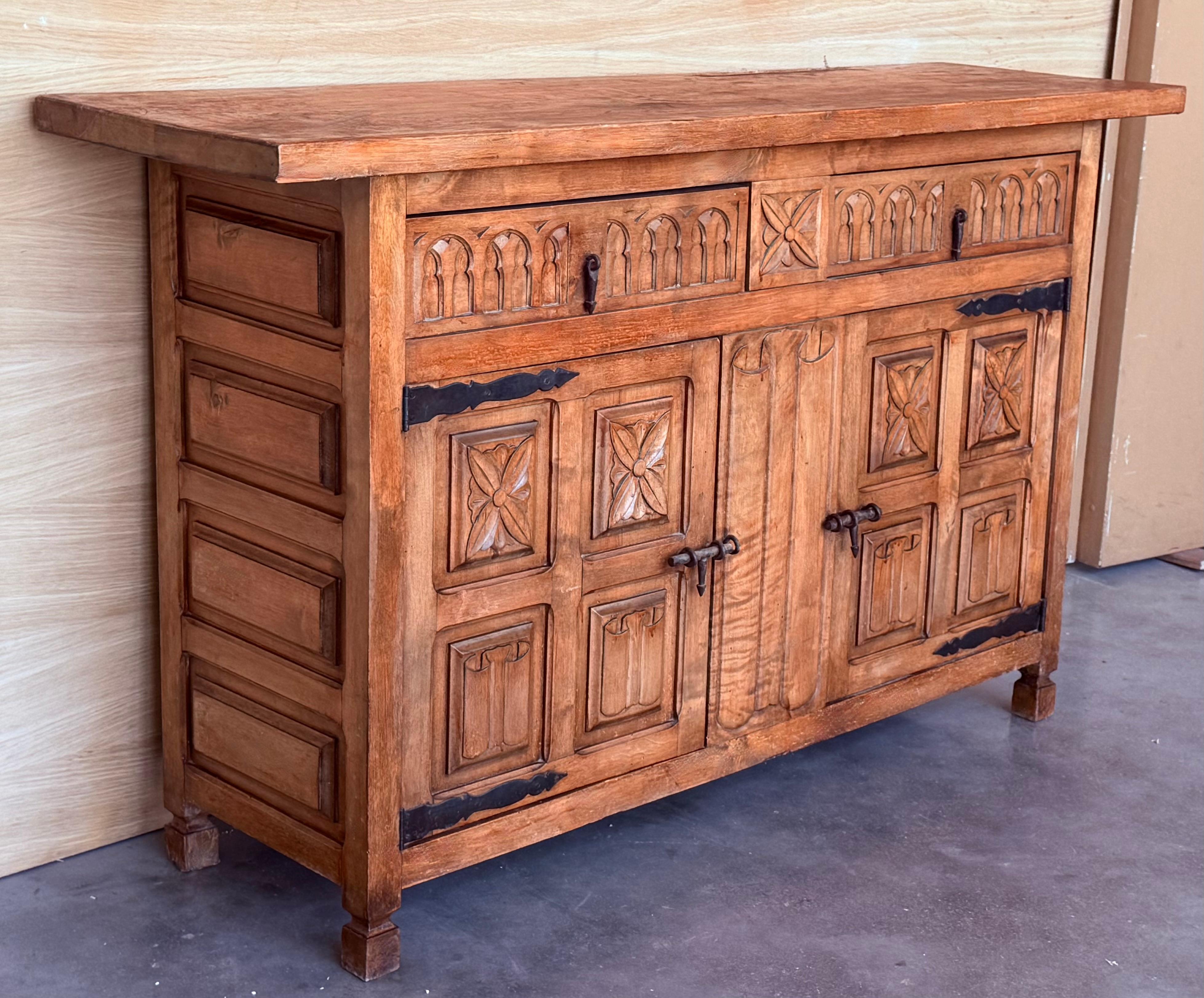 Crédence ou buffet à deux tiroirs en noyer sculpté de style toscan baroque espagnol du 19e siècle Bon état - En vente à Miami, FL