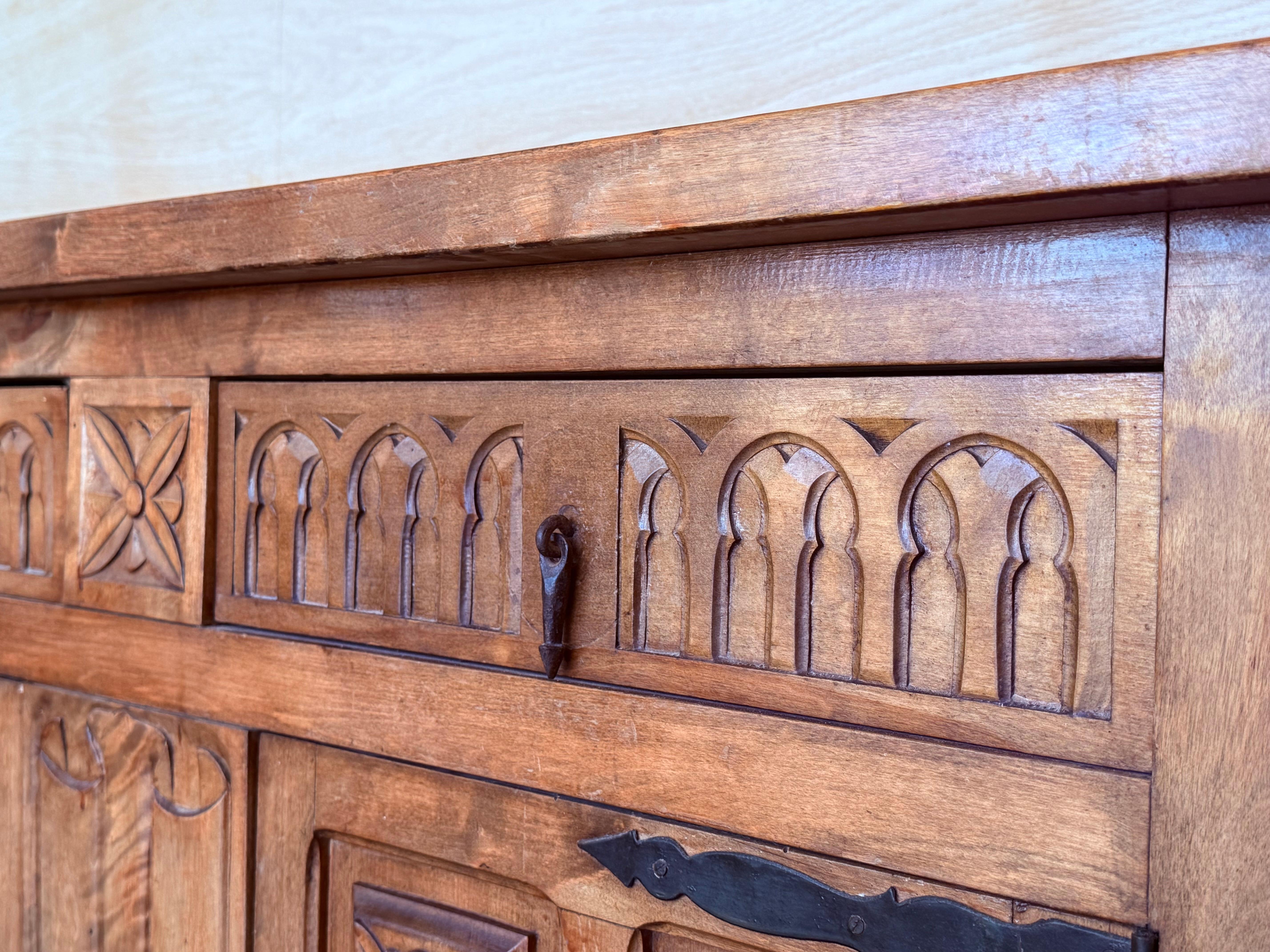 Fer Crédence ou buffet à deux tiroirs en noyer sculpté de style toscan baroque espagnol du 19e siècle en vente