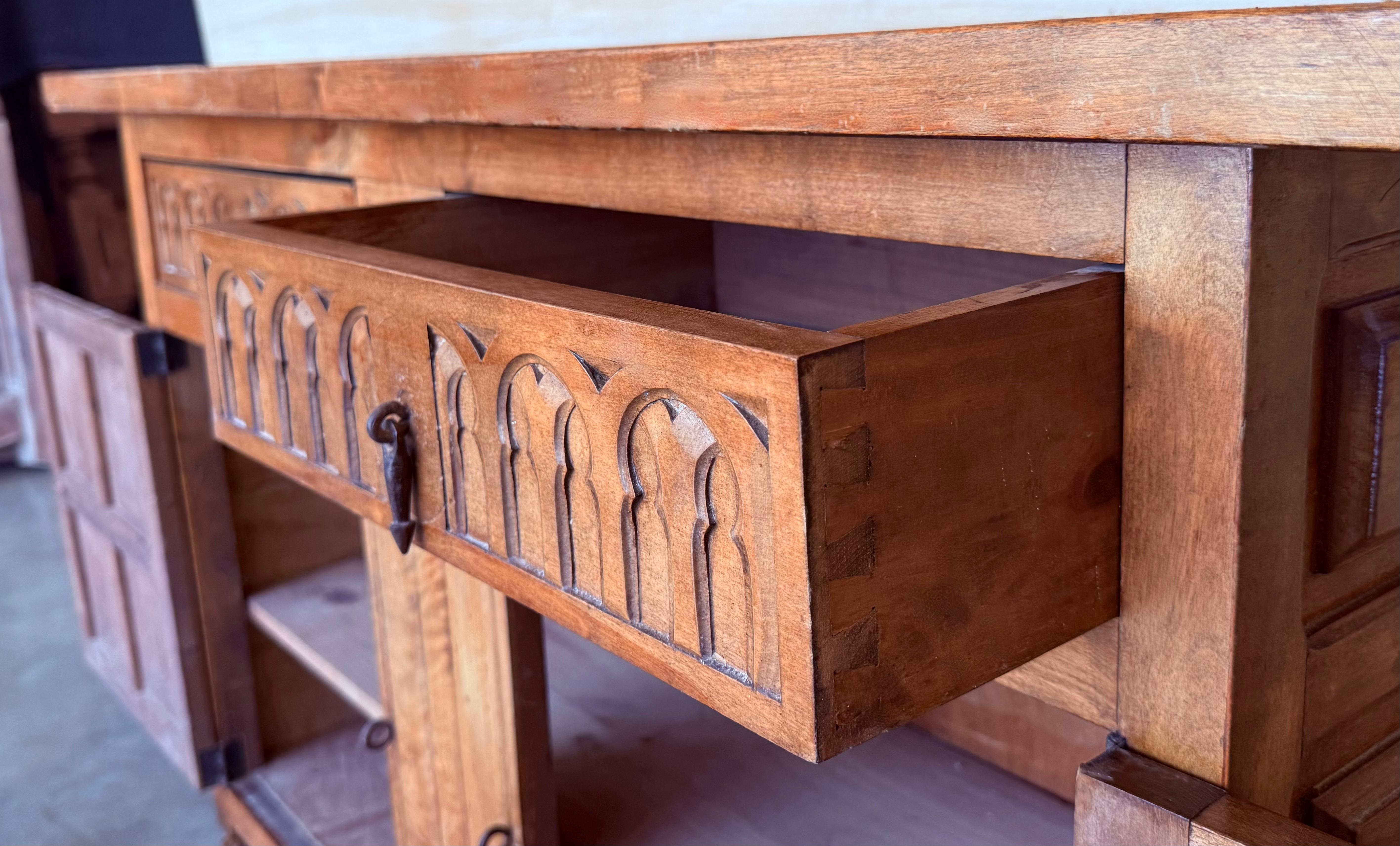 Crédence ou buffet à deux tiroirs en noyer sculpté de style toscan baroque espagnol du 19e siècle en vente 1