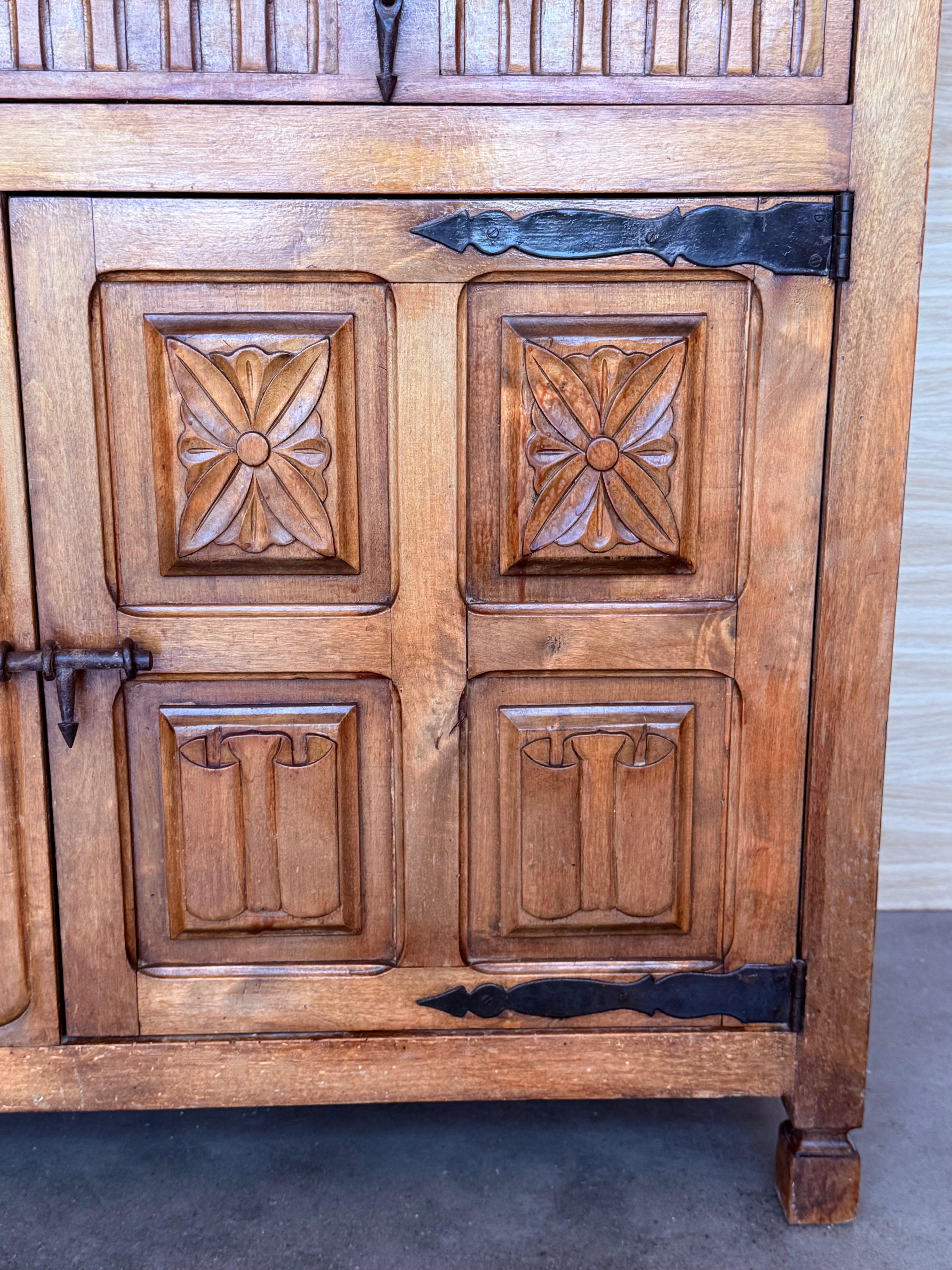 Crédence ou buffet à deux tiroirs en noyer sculpté de style toscan baroque espagnol du 19e siècle en vente 2