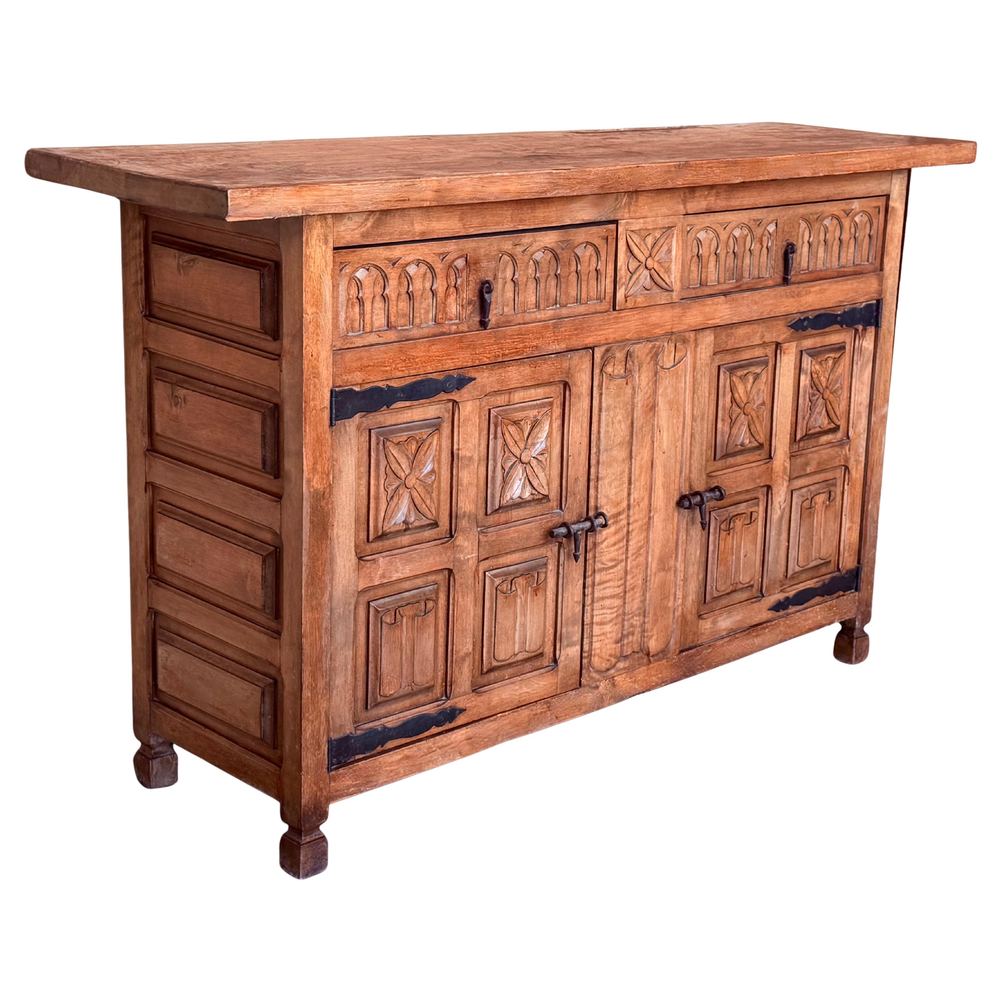 Crédence ou buffet à deux tiroirs en noyer sculpté de style toscan baroque espagnol du 19e siècle en vente