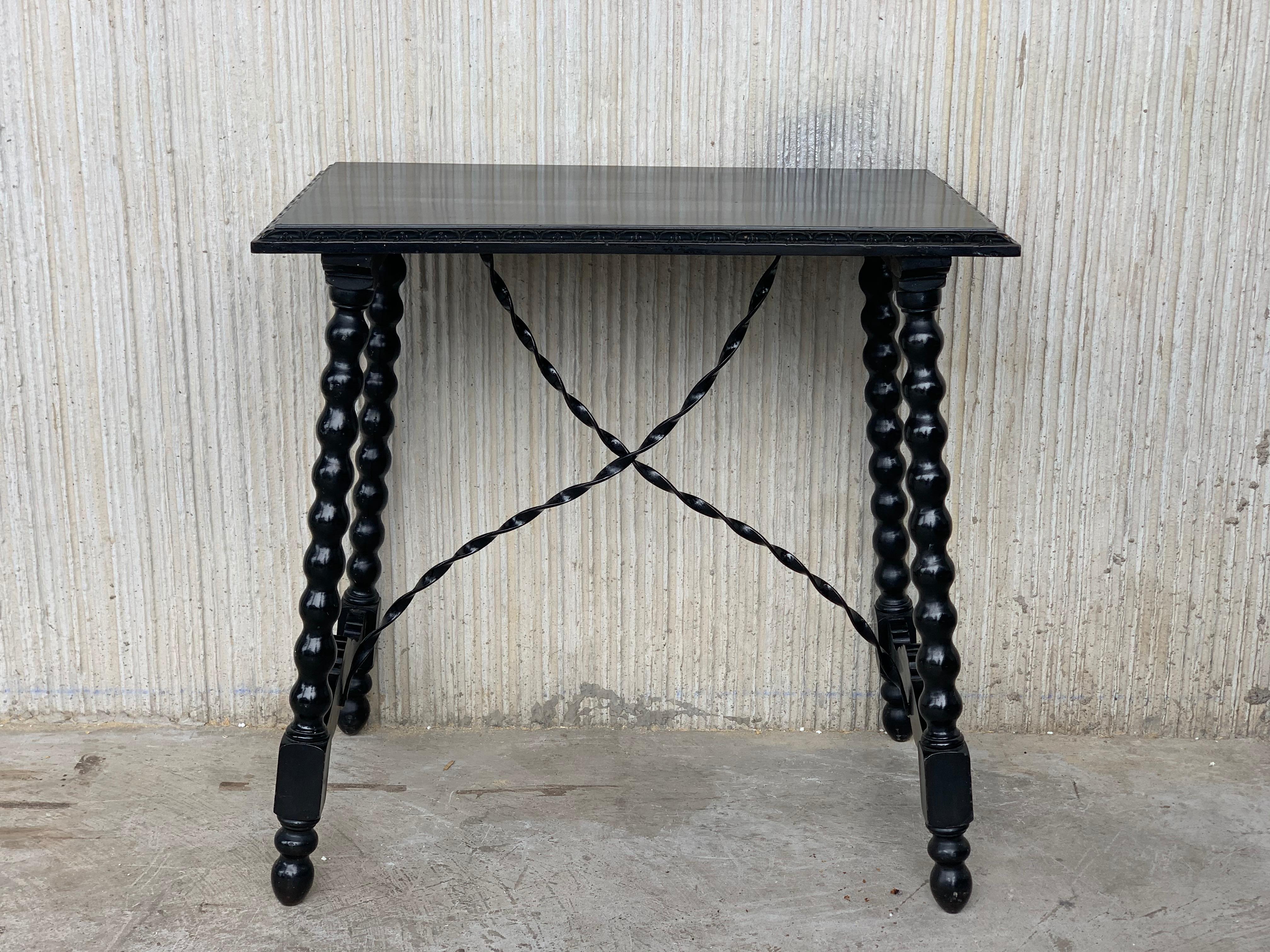 table d'appoint baroque espagnole du 20e siècle, en noyer ébénisé noir, avec traverse en fer et plateau sculpté.