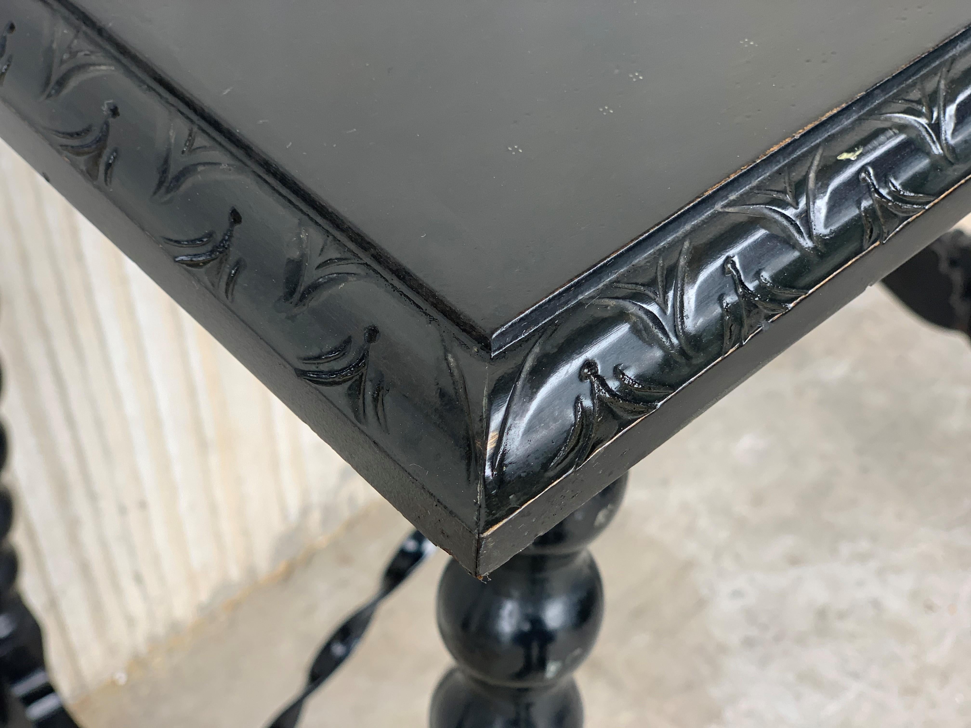 XIXe siècle table d'appoint baroque espagnole du 19ème siècle avec traverse en fer et plateau sculpté en noyer en vente
