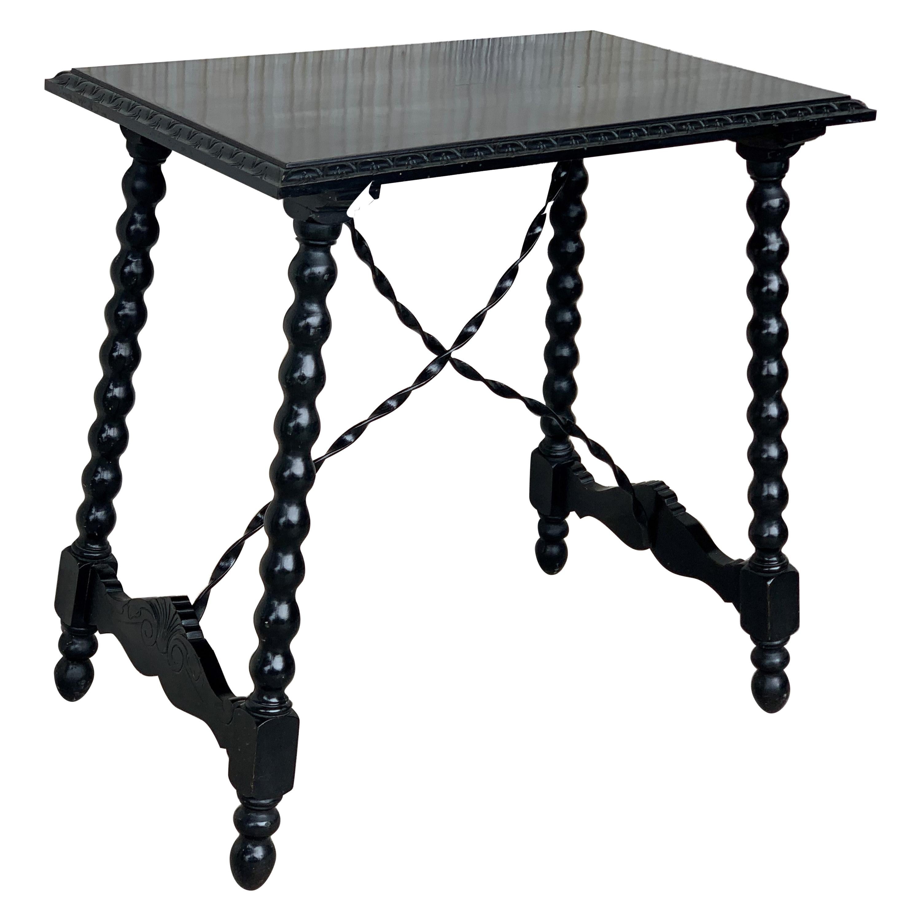 table d'appoint baroque espagnole du 19ème siècle avec traverse en fer et plateau sculpté en noyer