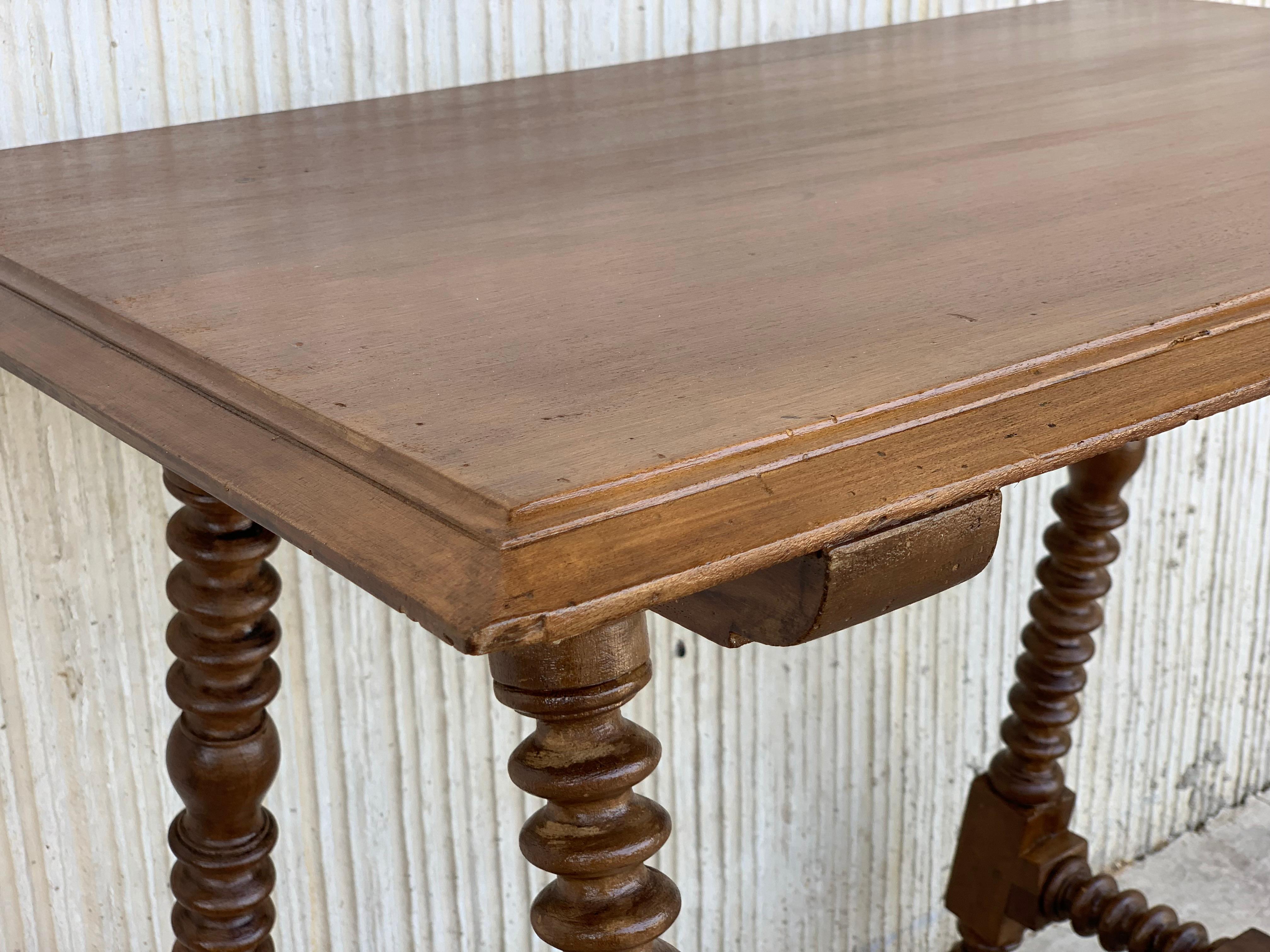 Table d'appoint baroque espagnole avec support en bois extensible et plateau sculpté en noyer en vente 3