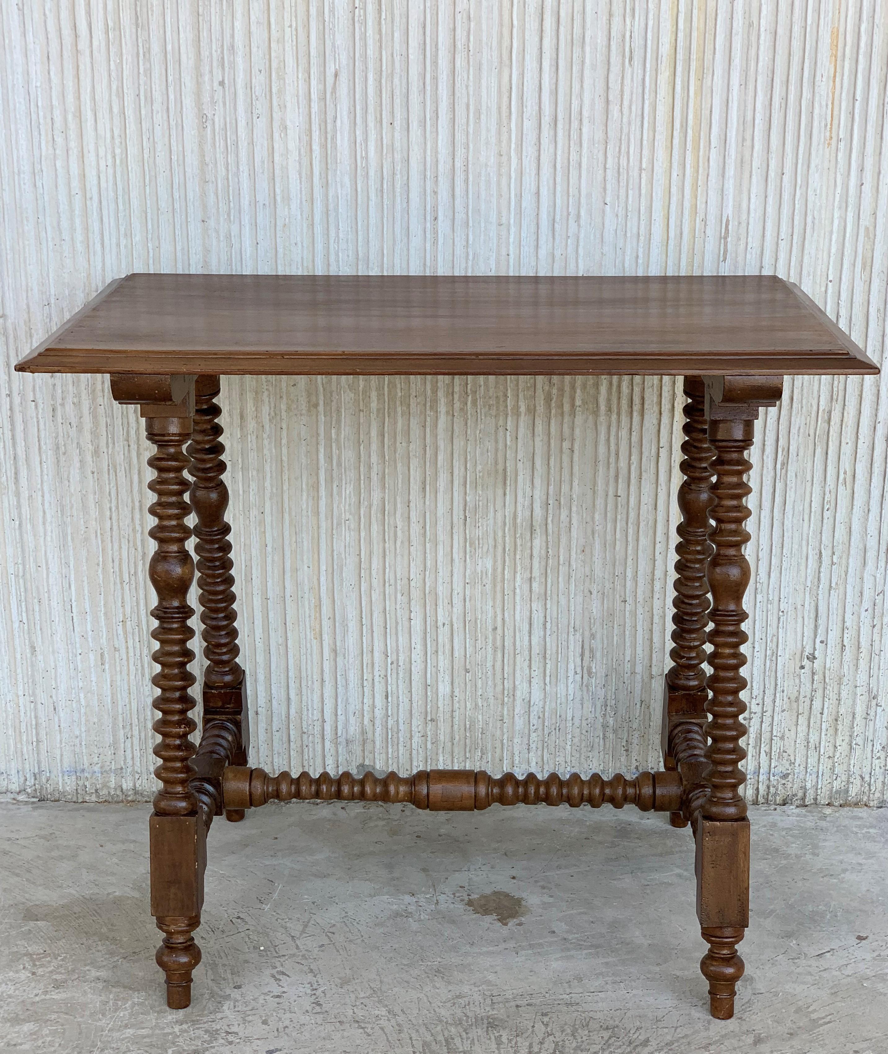 Baroque Table d'appoint baroque espagnole avec support en bois extensible et plateau sculpté en noyer en vente