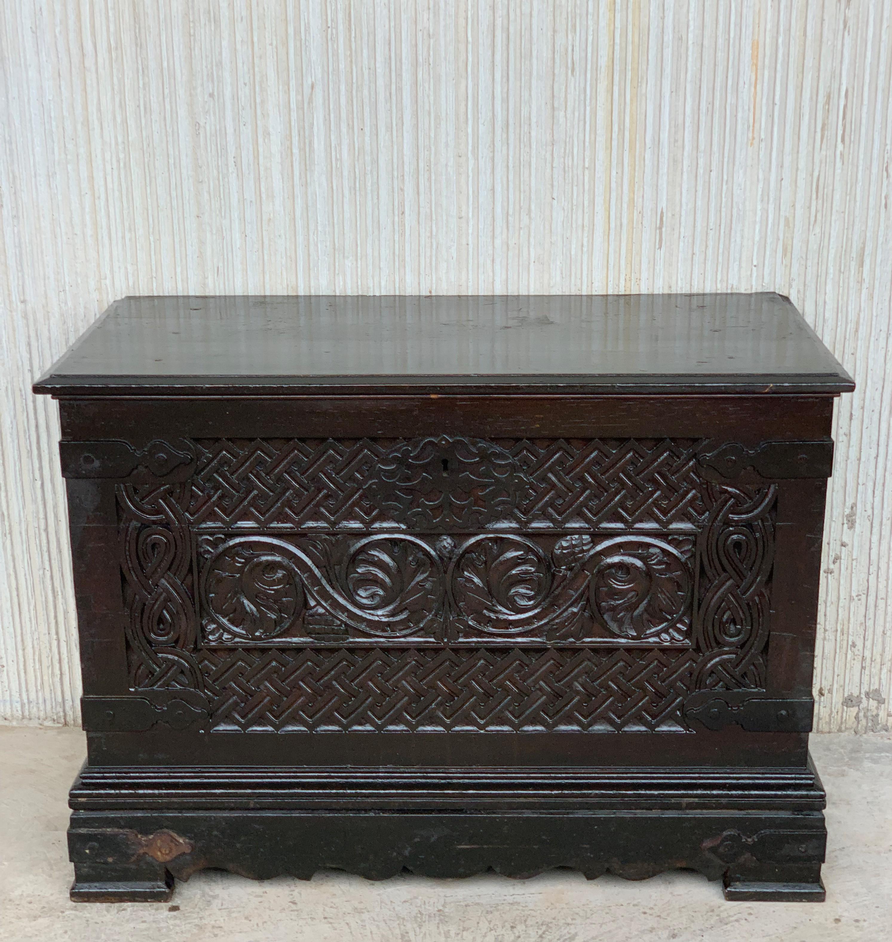 19th Spanish Baroque Walnut Trunk with Handcarved Decoration In Good Condition For Sale In Miami, FL