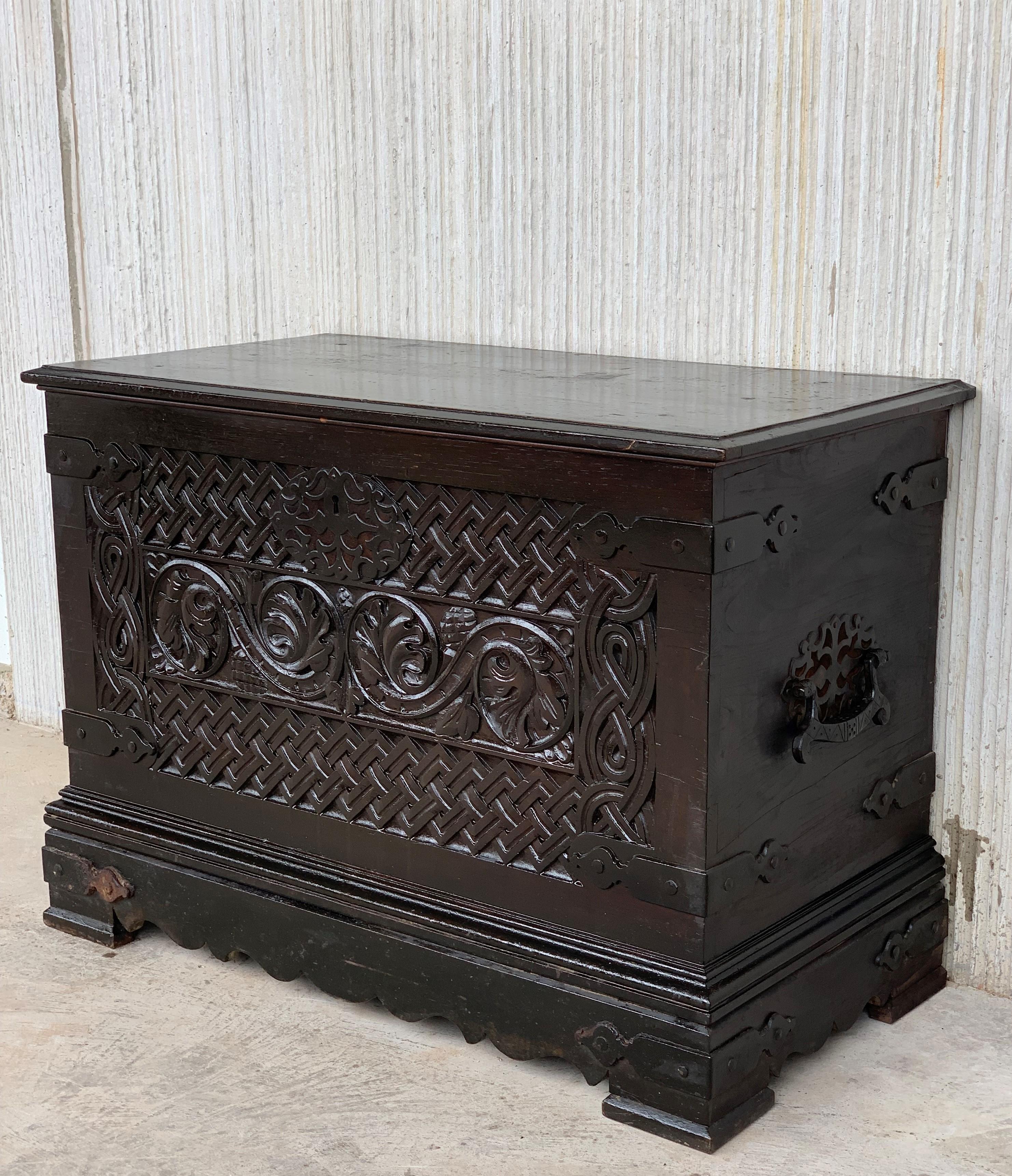 Espagnol Coffre baroque espagnol du 19e siècle avec décoration sculptée à la main en vente