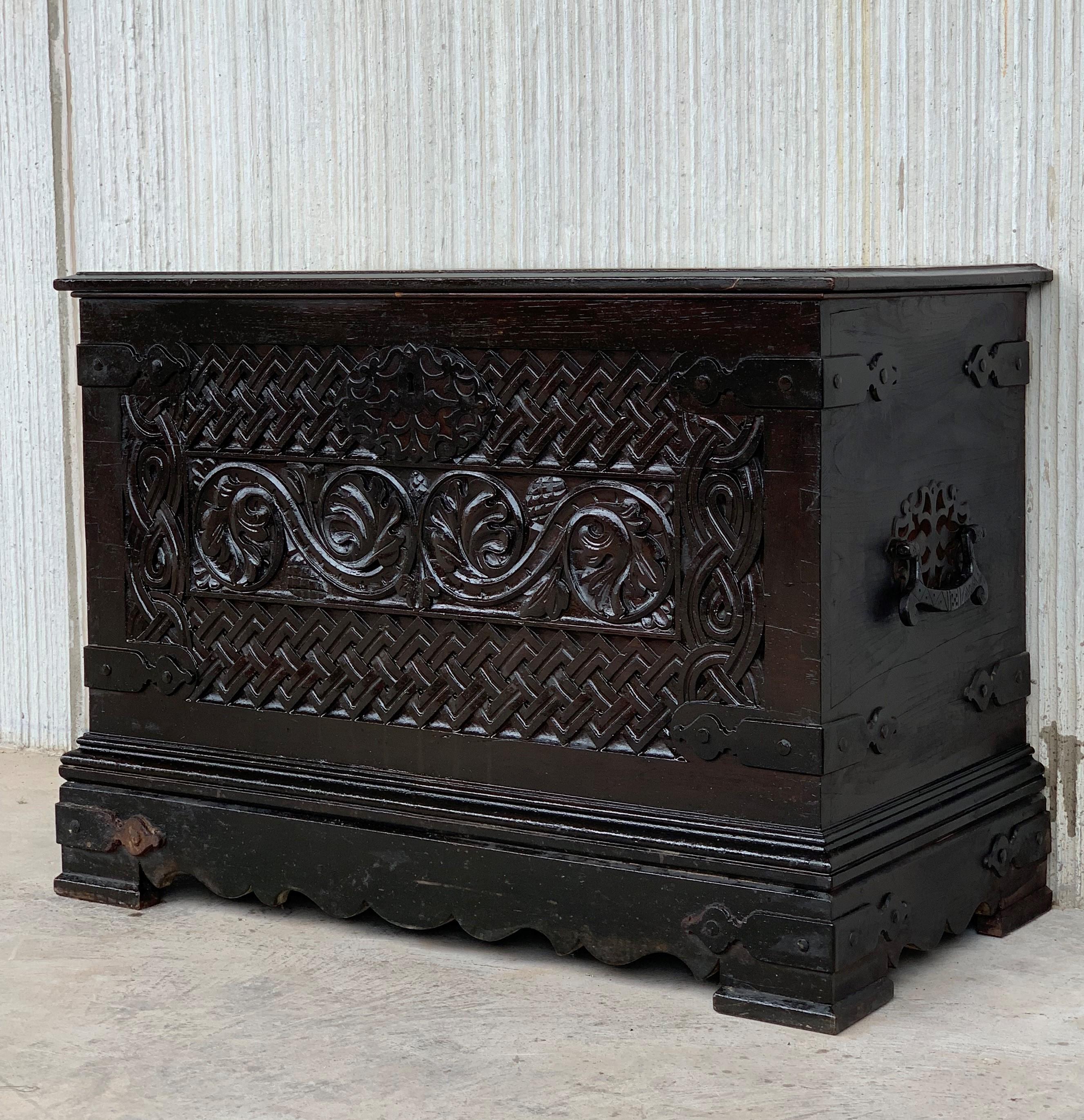 19th Spanish Baroque Walnut Trunk with Handcarved Decoration For Sale 1