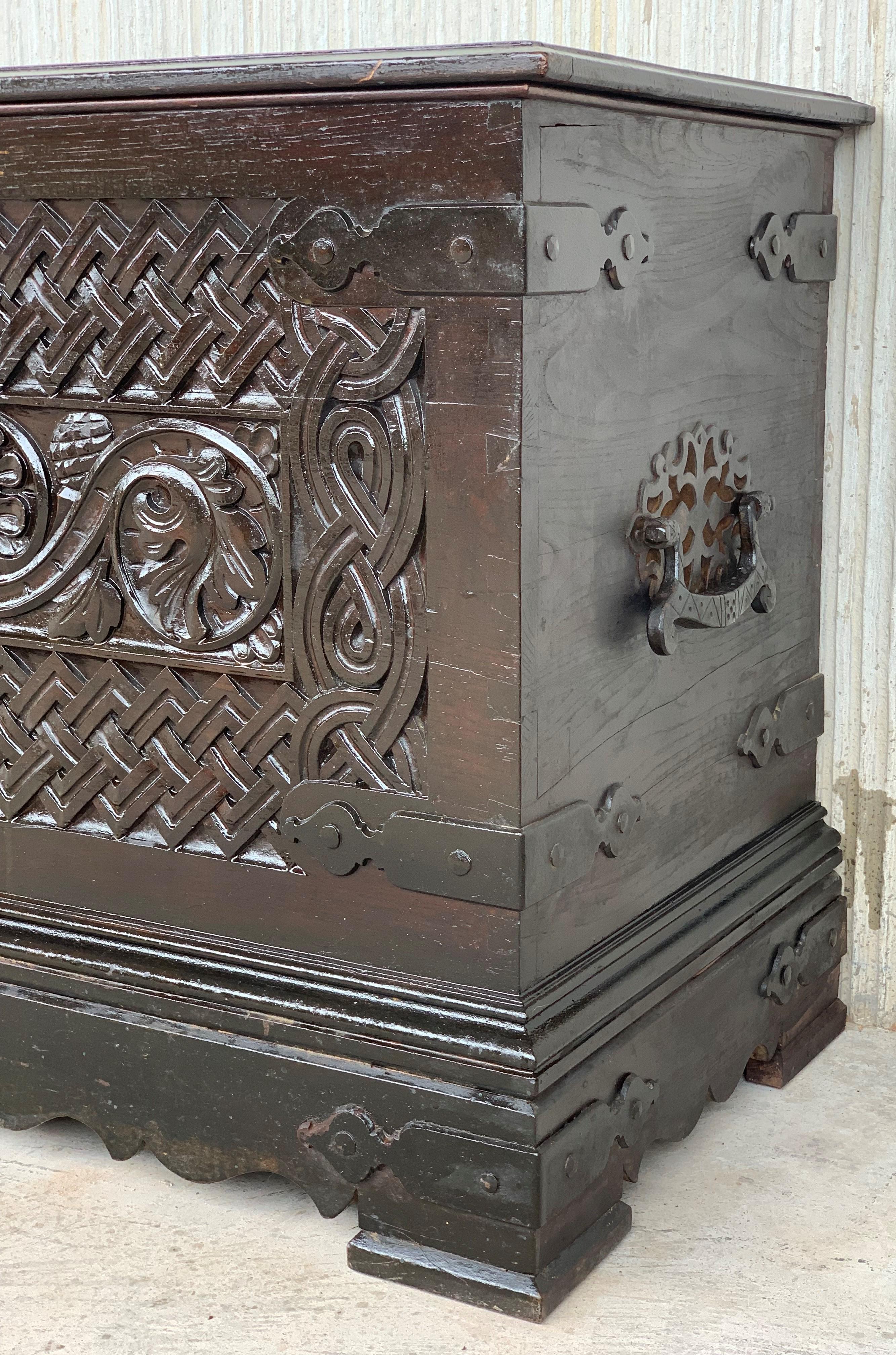 19th Spanish Baroque Walnut Trunk with Handcarved Decoration For Sale 3