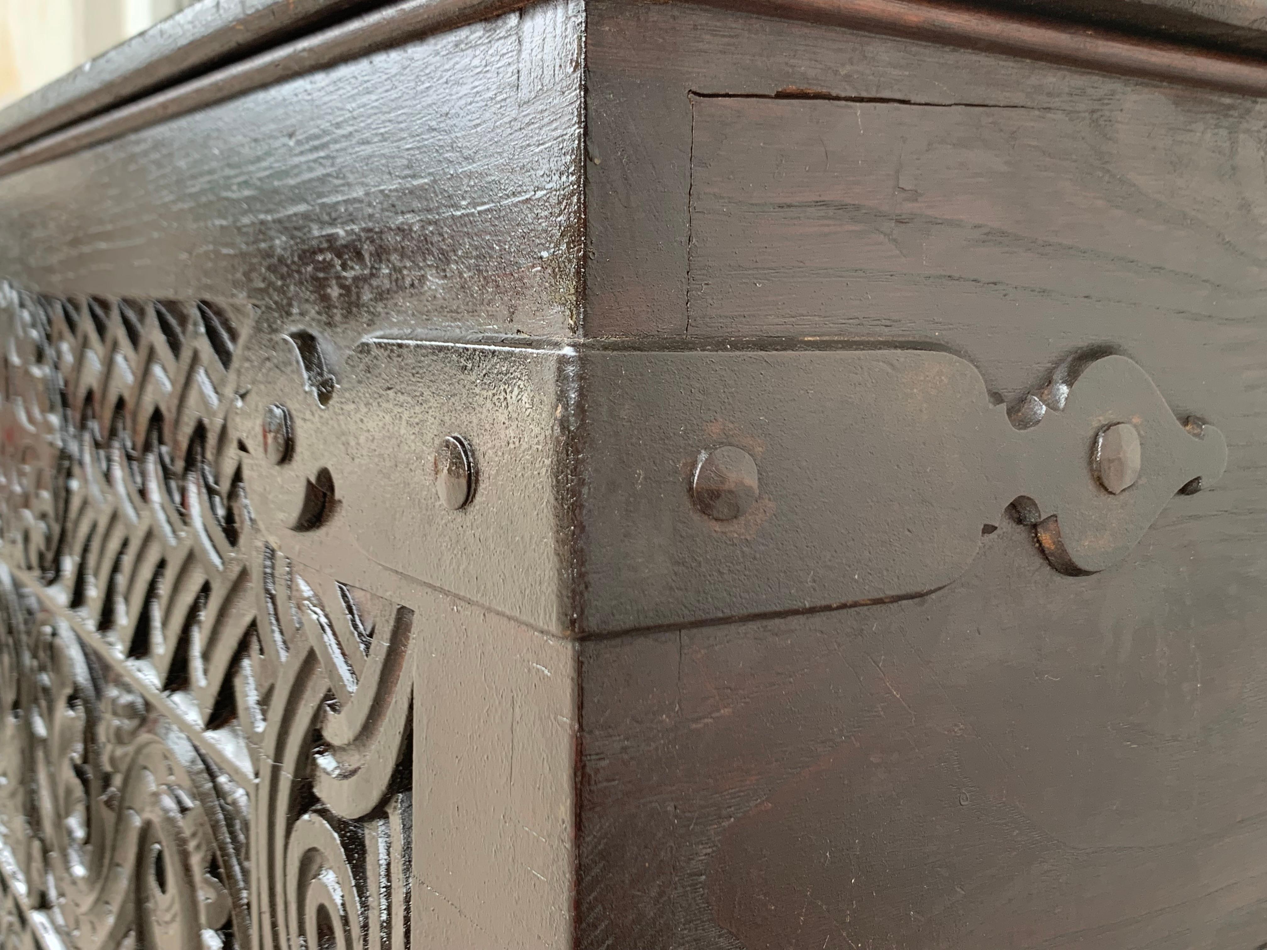 Coffre baroque espagnol du 19e siècle avec décoration sculptée à la main en vente 2