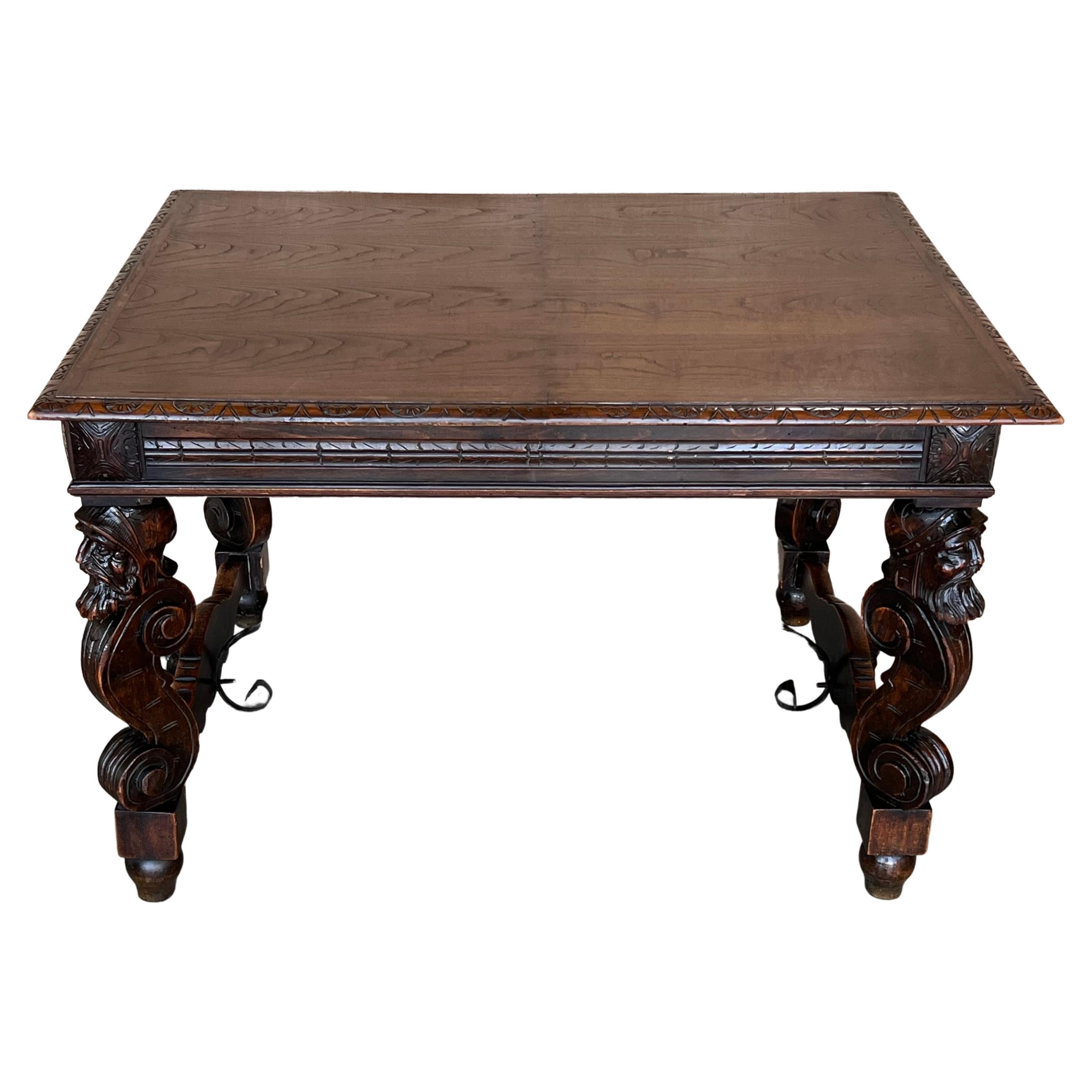 Tavolo da biblioteca/scrittoio o da scrivania in noce con gargoyles intagliati del XIX secolo spagnolo in vendita