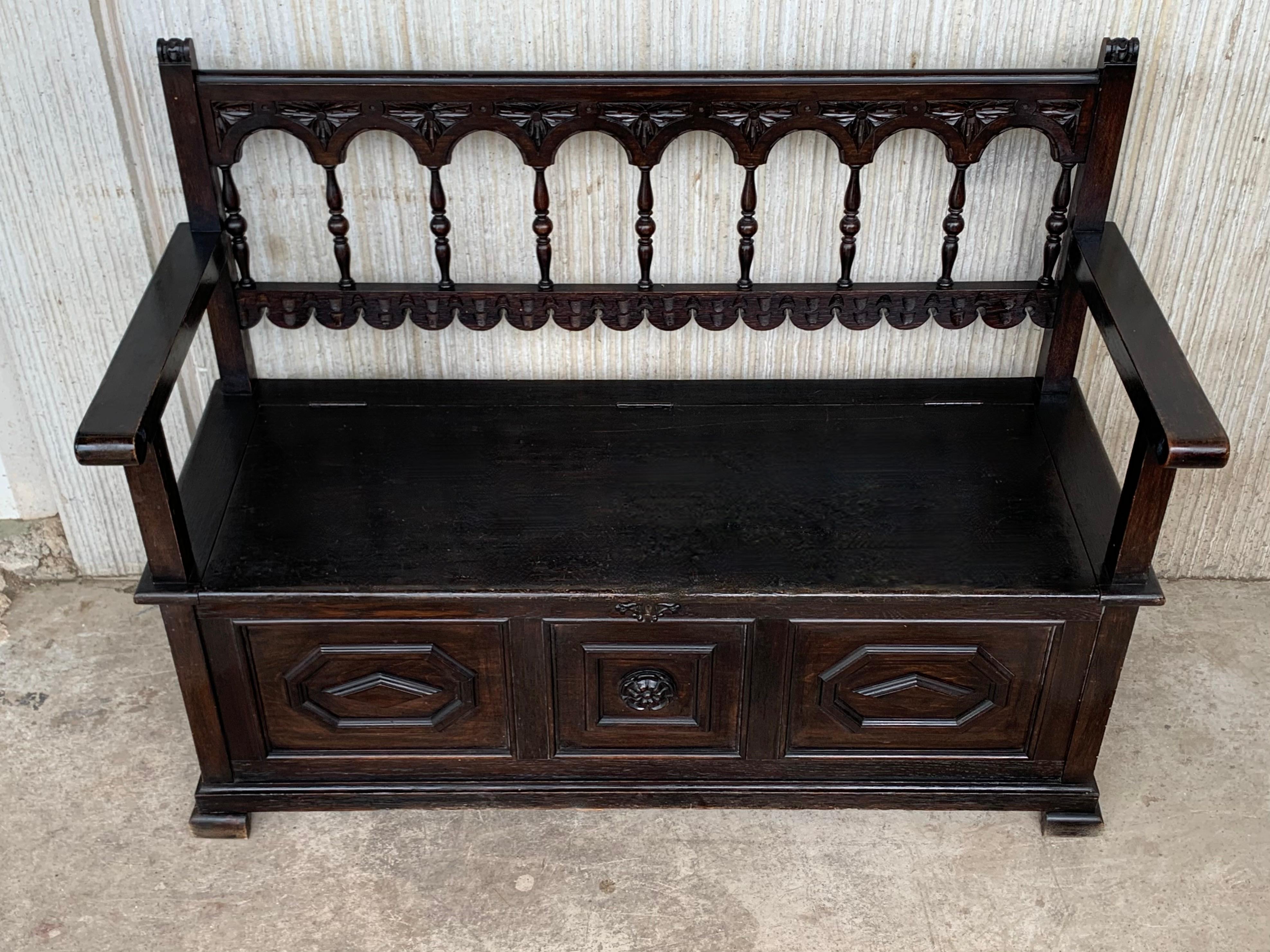 19th Spanish Carved Hall Bench with Storage In Good Condition In Miami, FL