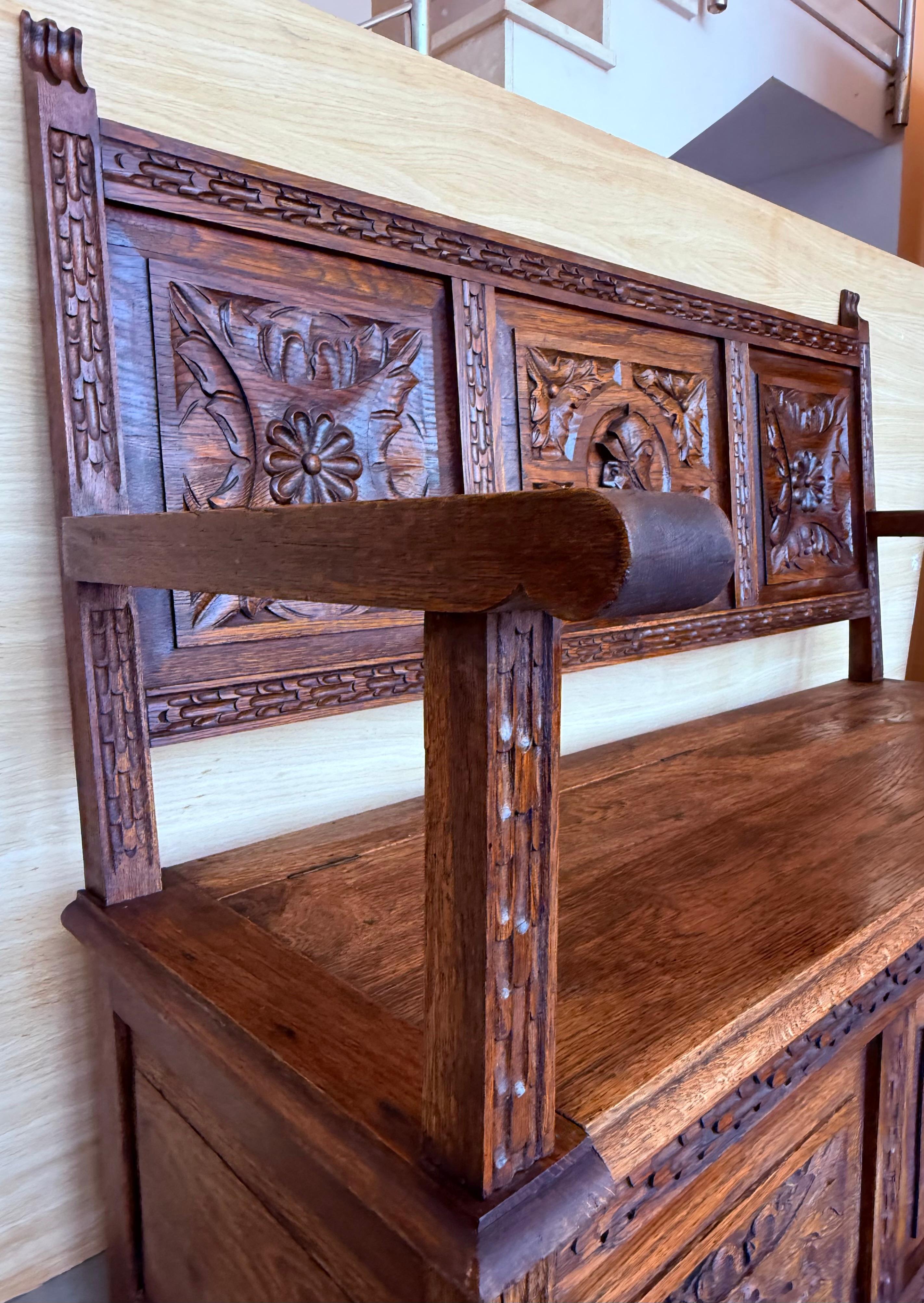 19ème - Grand banc d'entrée espagnol sculpté avec rangement en vente 3