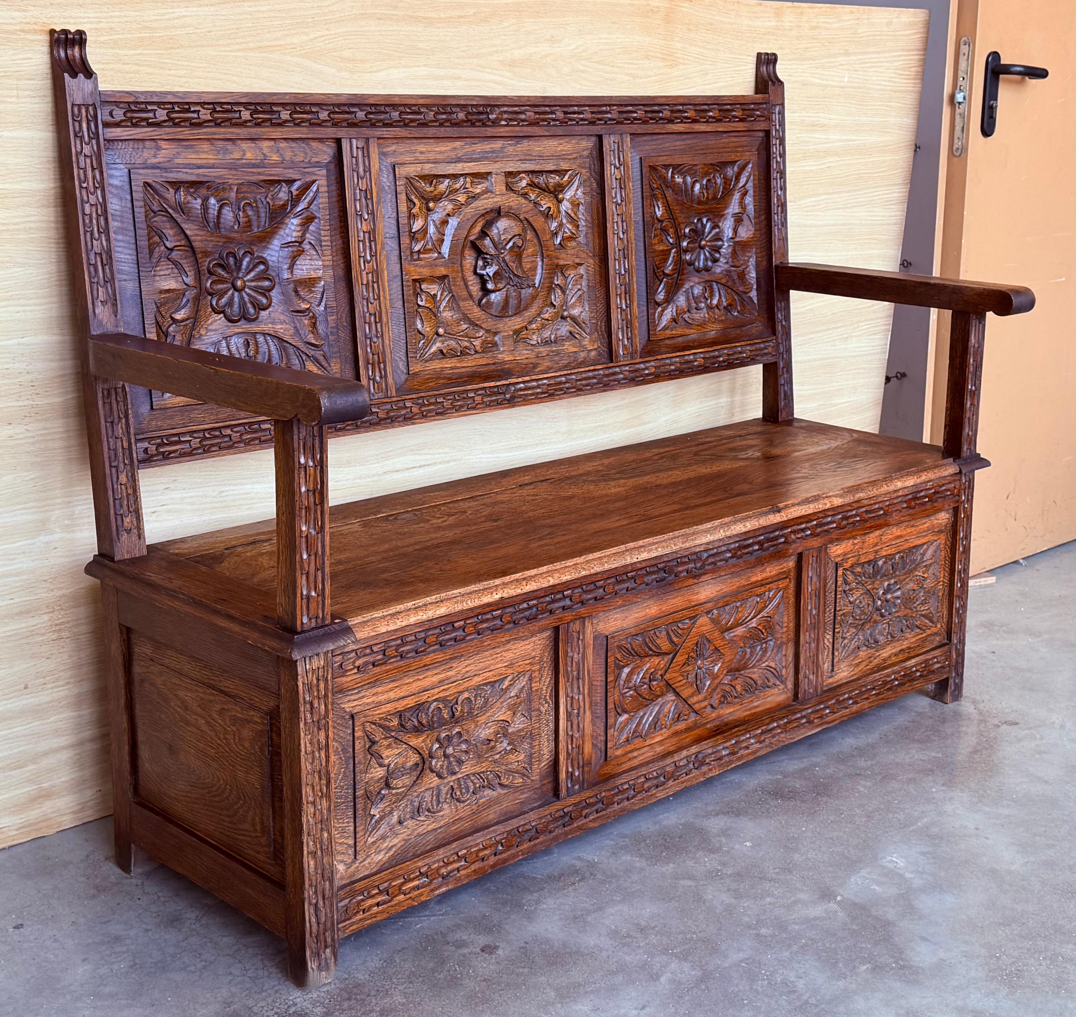 Espagnol 19ème - Grand banc d'entrée espagnol sculpté avec rangement en vente