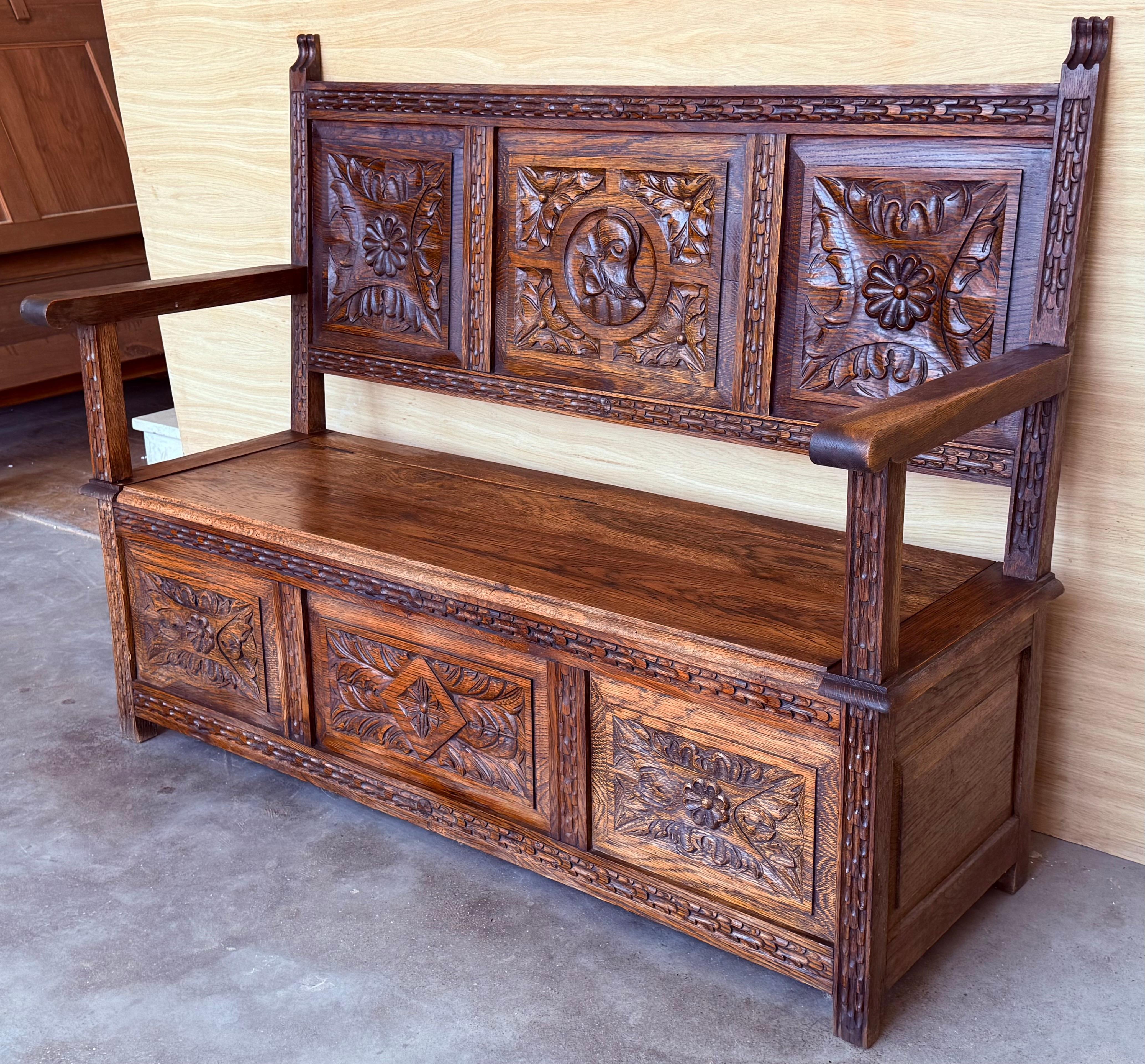 19ème - Grand banc d'entrée espagnol sculpté avec rangement Bon état - En vente à Miami, FL
