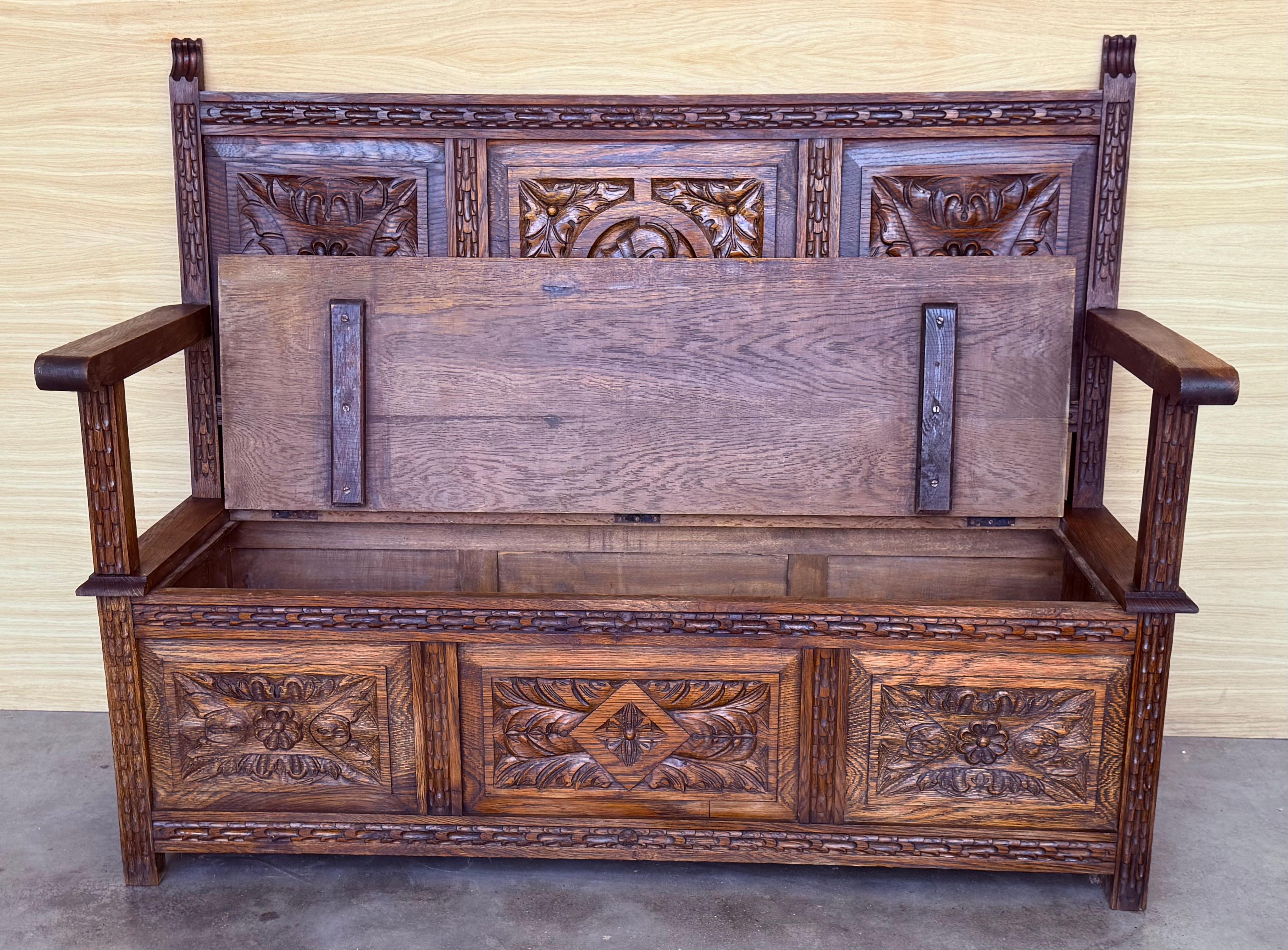 XIXe siècle 19ème - Grand banc d'entrée espagnol sculpté avec rangement en vente