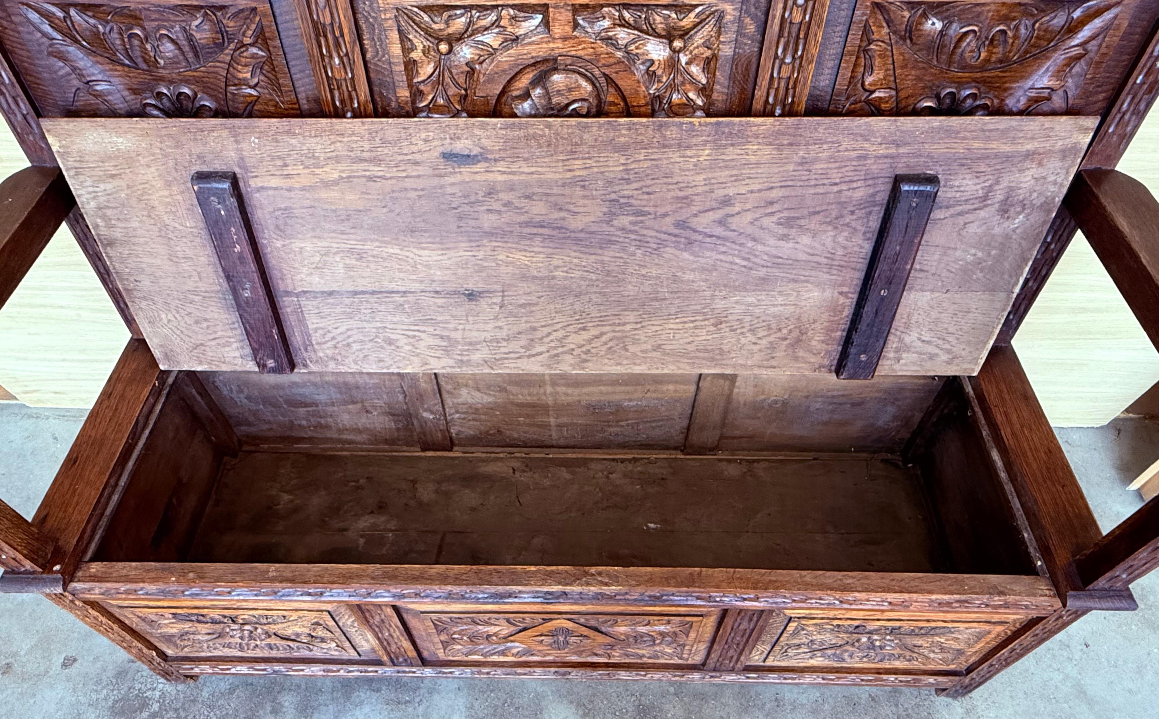 Noyer 19ème - Grand banc d'entrée espagnol sculpté avec rangement en vente