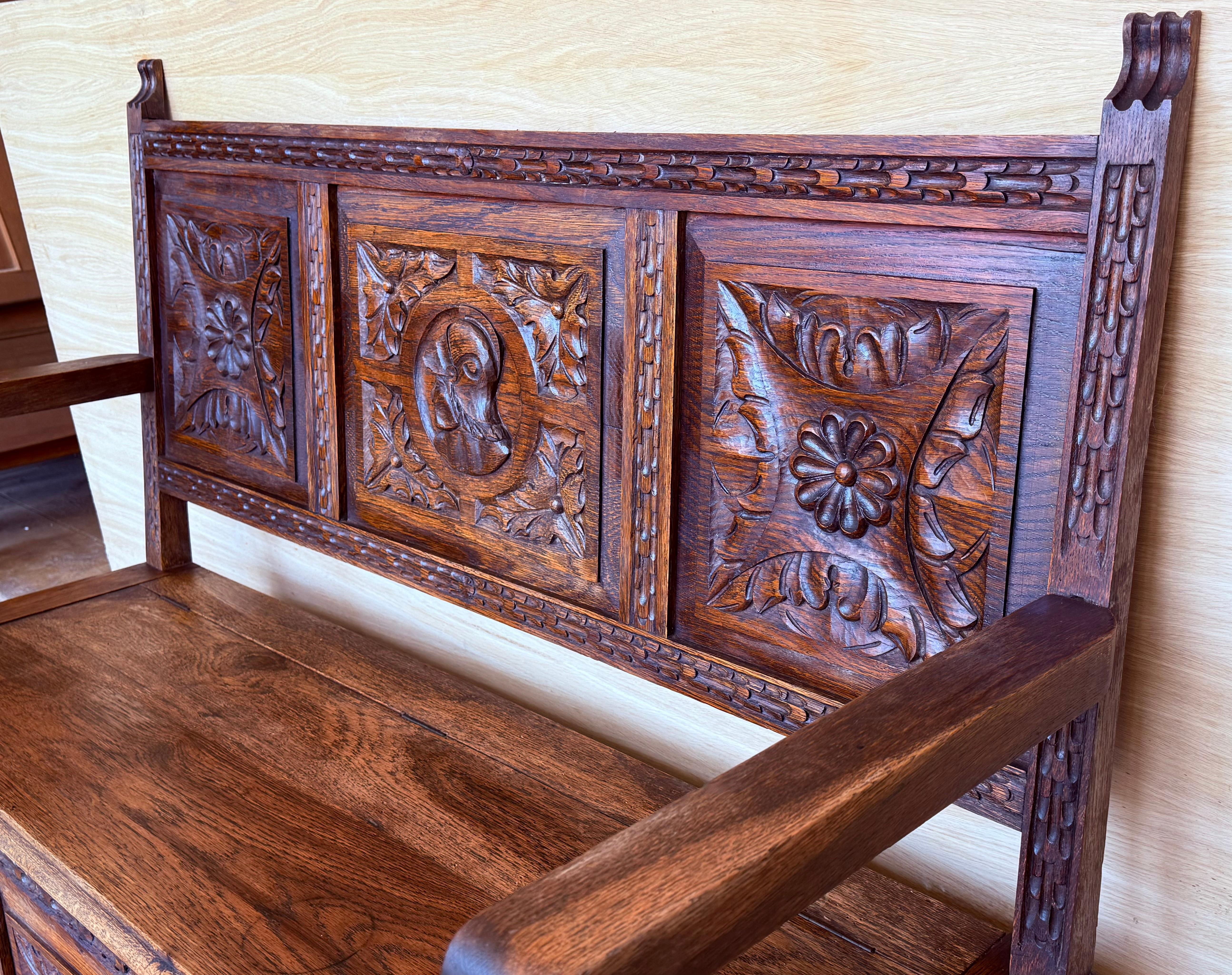 19ème - Grand banc d'entrée espagnol sculpté avec rangement en vente 1