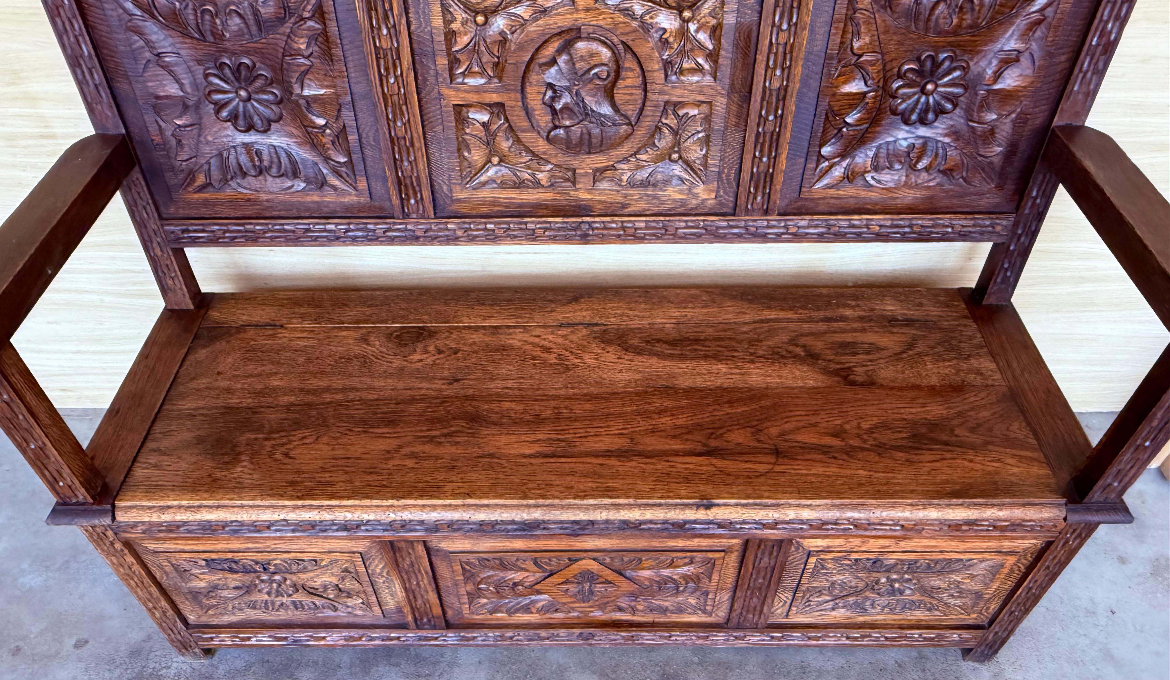 19ème - Grand banc d'entrée espagnol sculpté avec rangement en vente 2