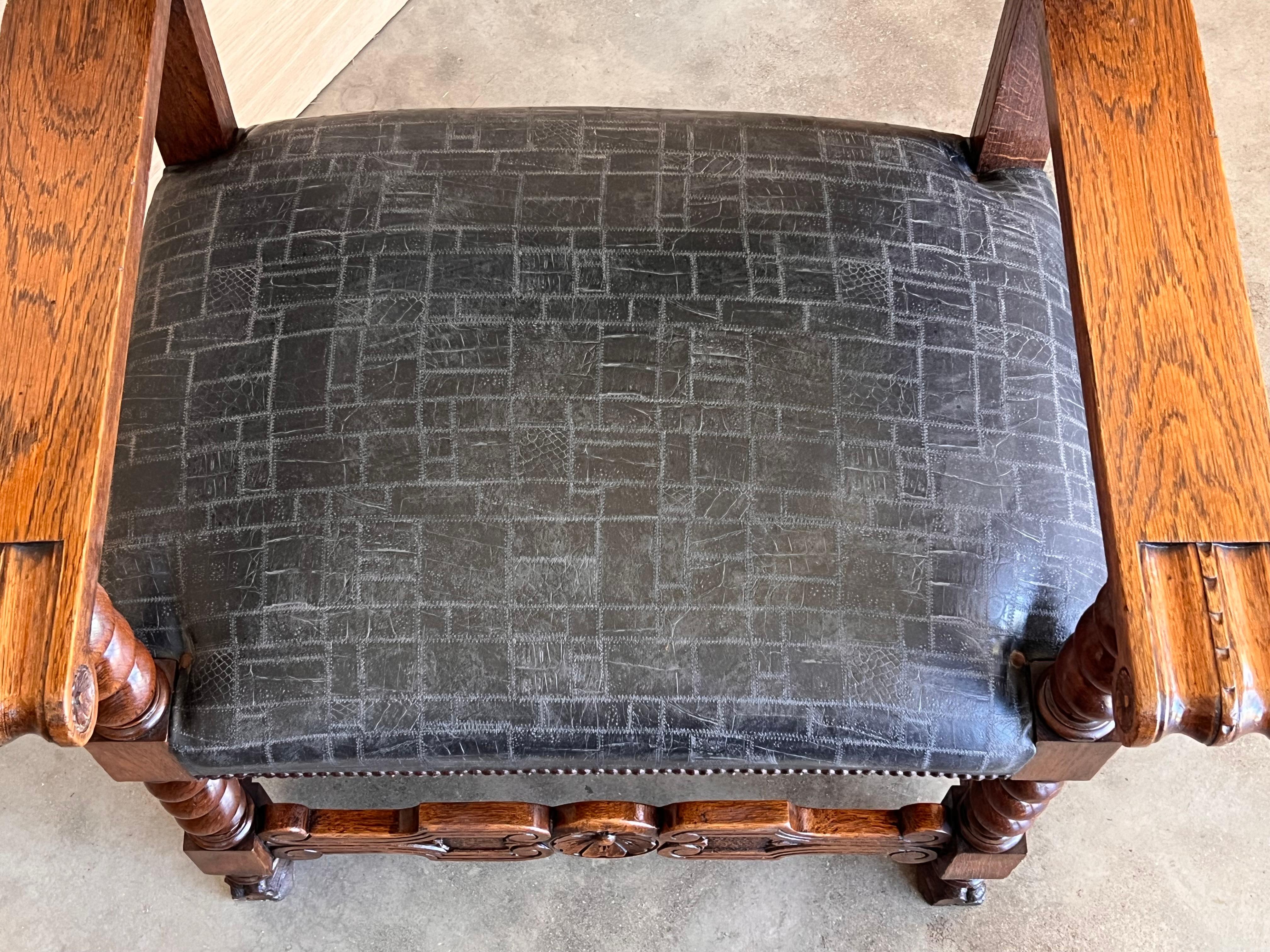 Fauteuil en noyer sculpté espagnol du XIXe siècle avec nouveau cuir noir et colonnes Solomon en vente 5