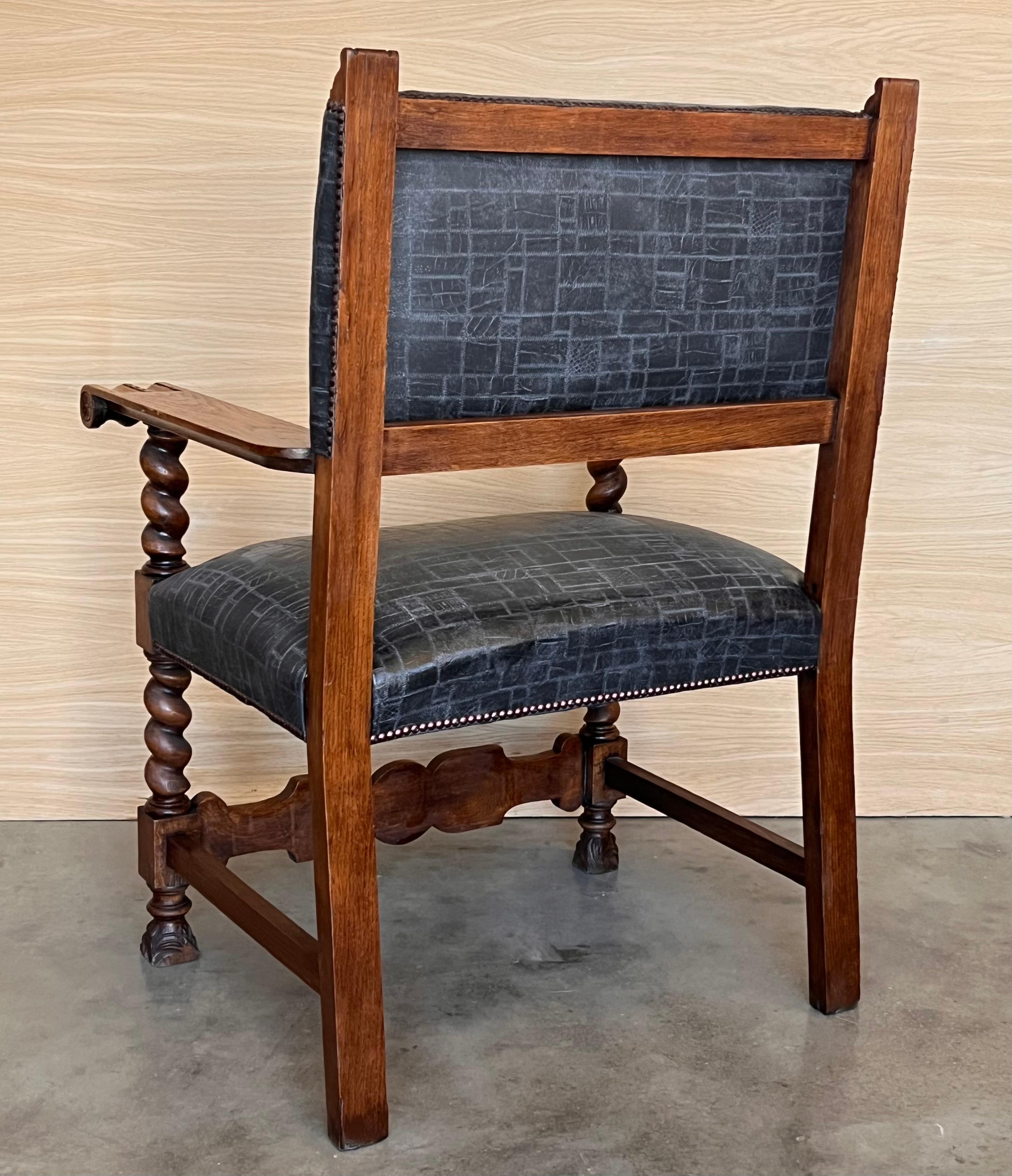 Fauteuil en noyer sculpté espagnol du XIXe siècle avec nouveau cuir noir et colonnes Solomon en vente 6