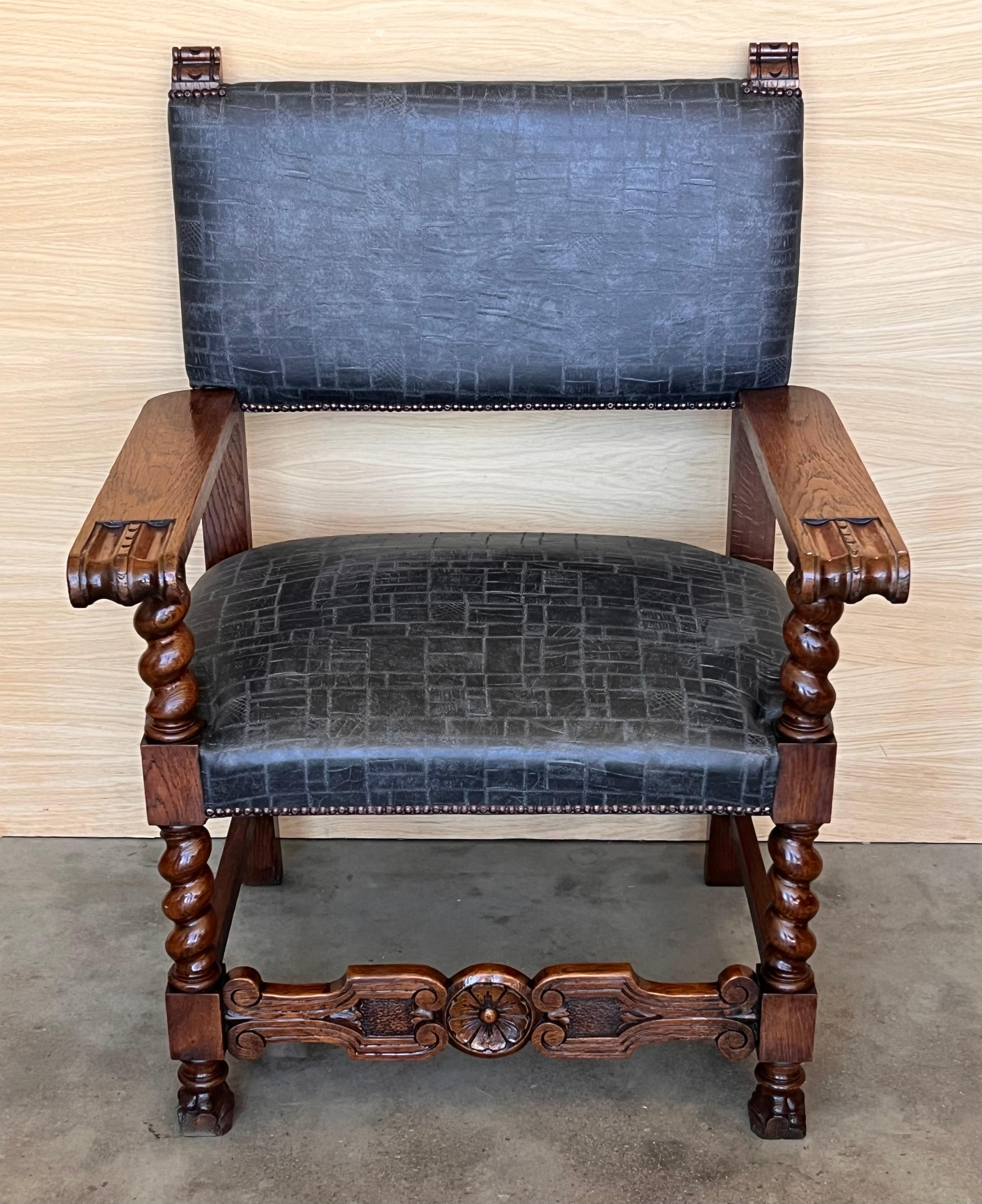 Colonial espagnol Fauteuil en noyer sculpté espagnol du XIXe siècle avec nouveau cuir noir et colonnes Solomon en vente