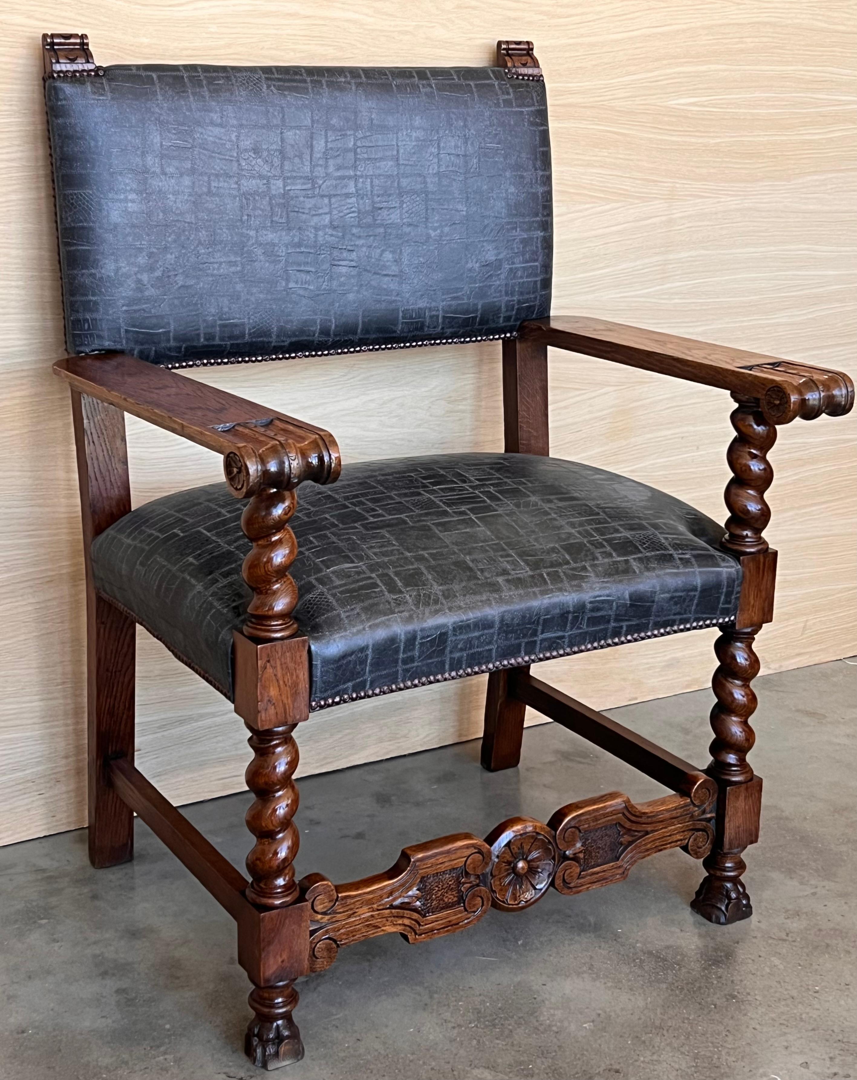 Espagnol Fauteuil en noyer sculpté espagnol du XIXe siècle avec nouveau cuir noir et colonnes Solomon en vente