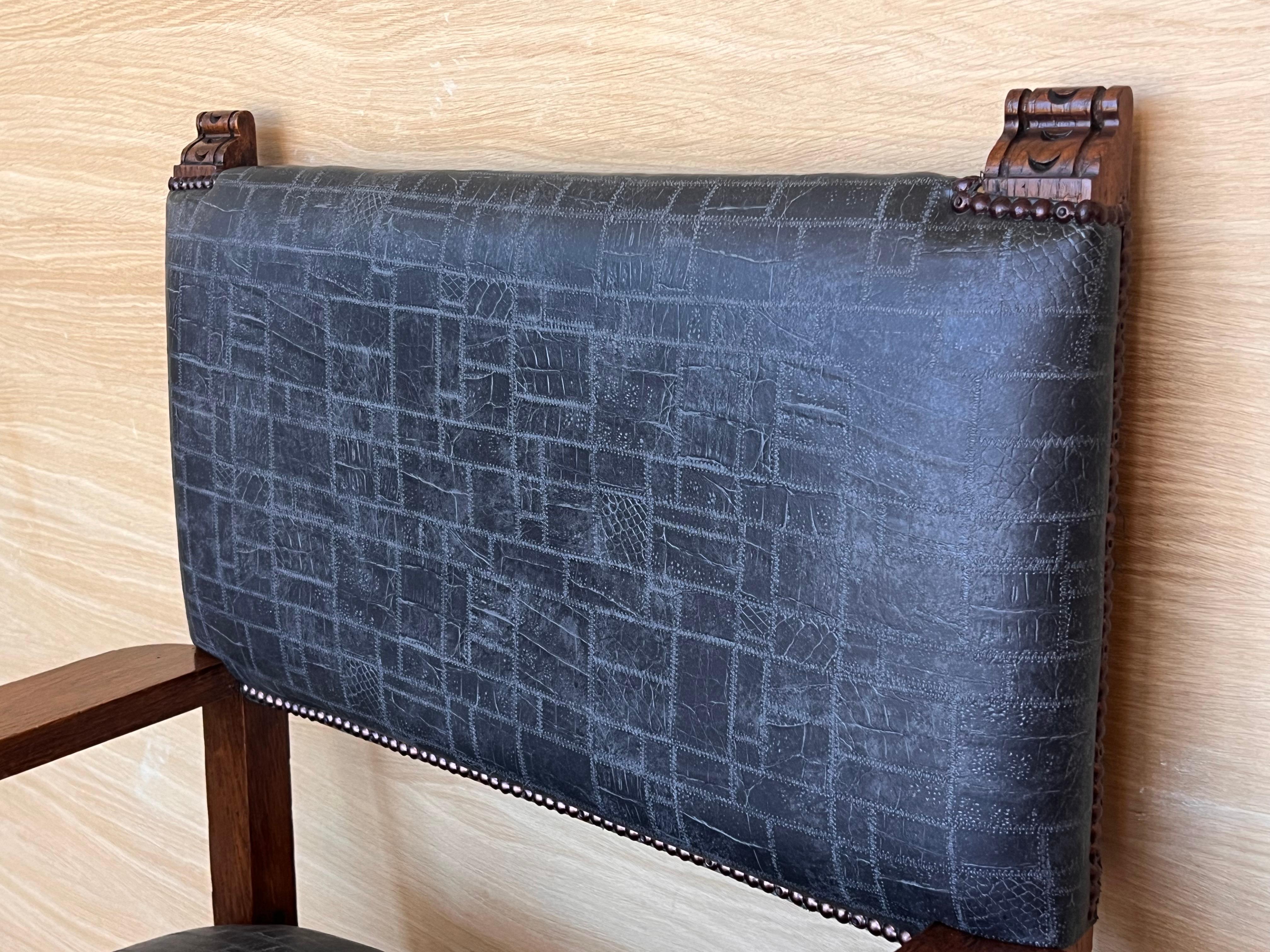 Fauteuil en noyer sculpté espagnol du XIXe siècle avec nouveau cuir noir et colonnes Solomon Bon état - En vente à Miami, FL