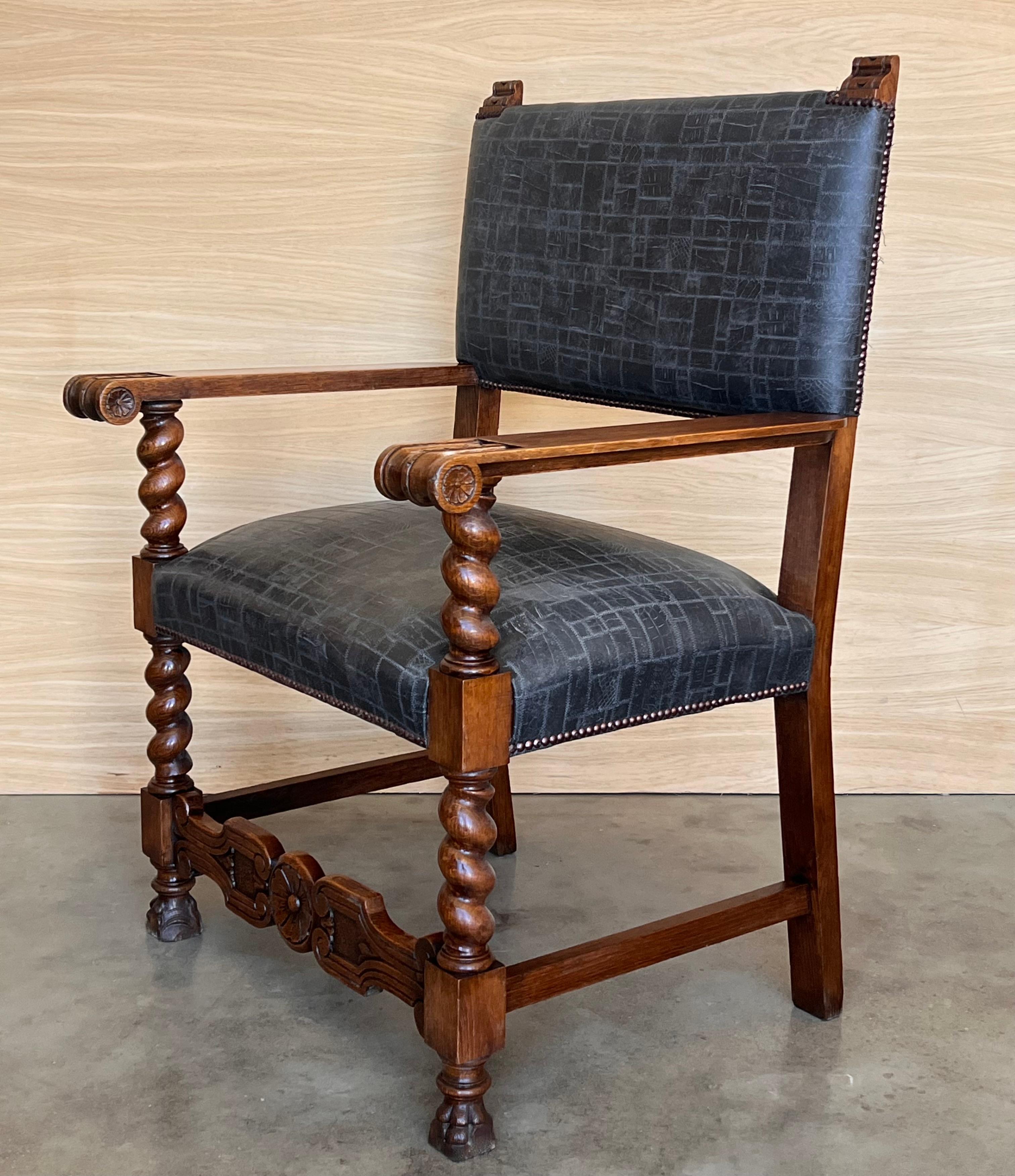 Fauteuil en noyer sculpté espagnol du XIXe siècle avec nouveau cuir noir et colonnes Solomon en vente 1