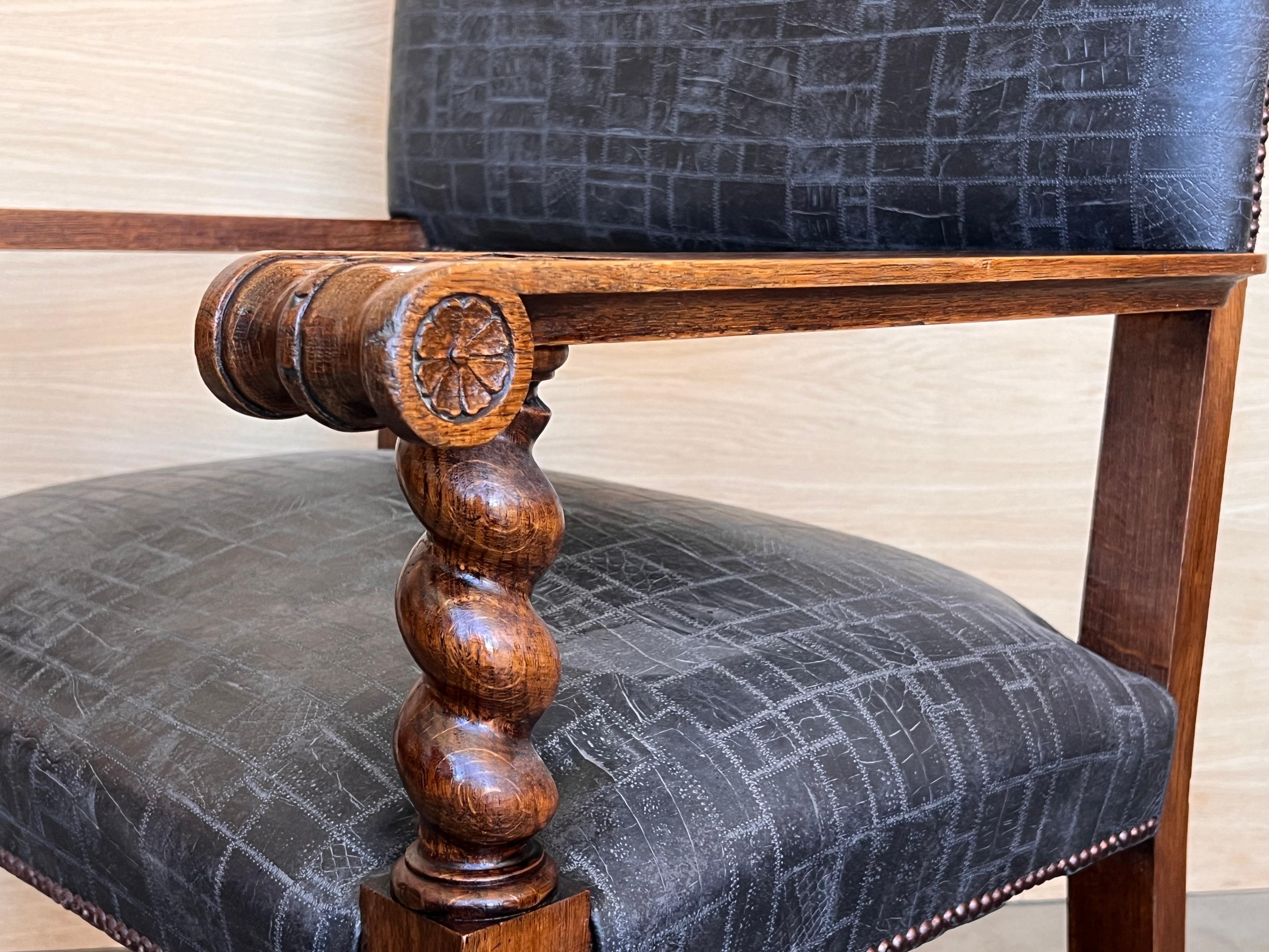 Fauteuil en noyer sculpté espagnol du XIXe siècle avec nouveau cuir noir et colonnes Solomon en vente 2