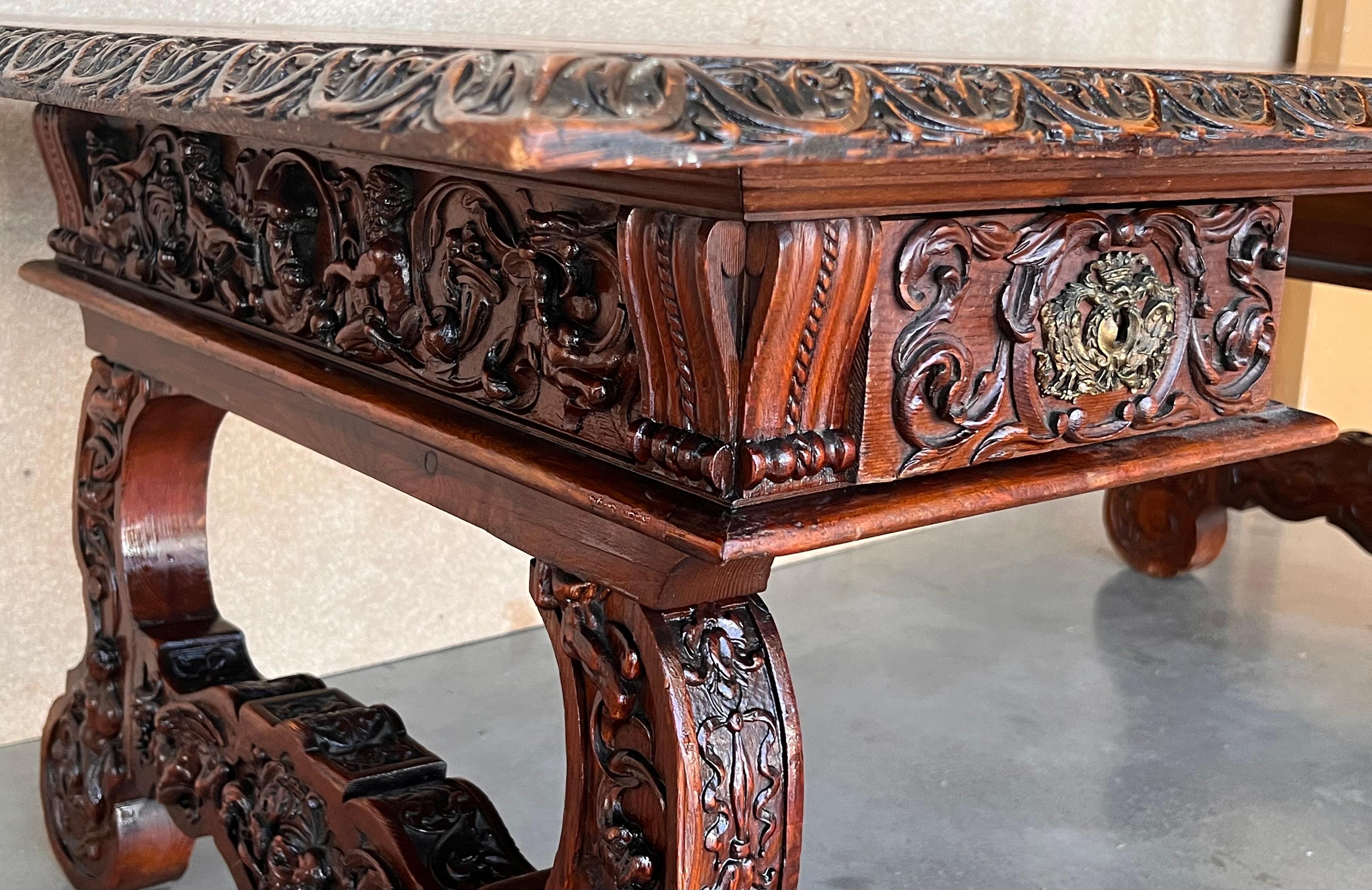 Noyer Table basse ou centre de table en noyer sculpté de style Renaissance espagnol du 19e siècle en vente