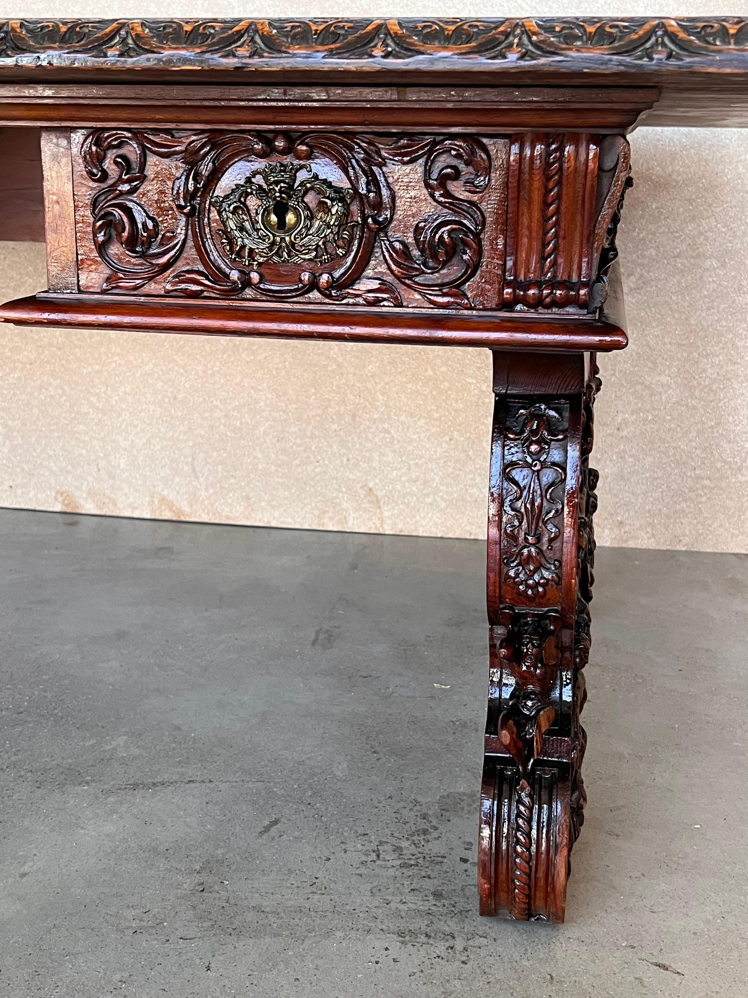 Table basse ou centre de table en noyer sculpté de style Renaissance espagnol du 19e siècle en vente 1