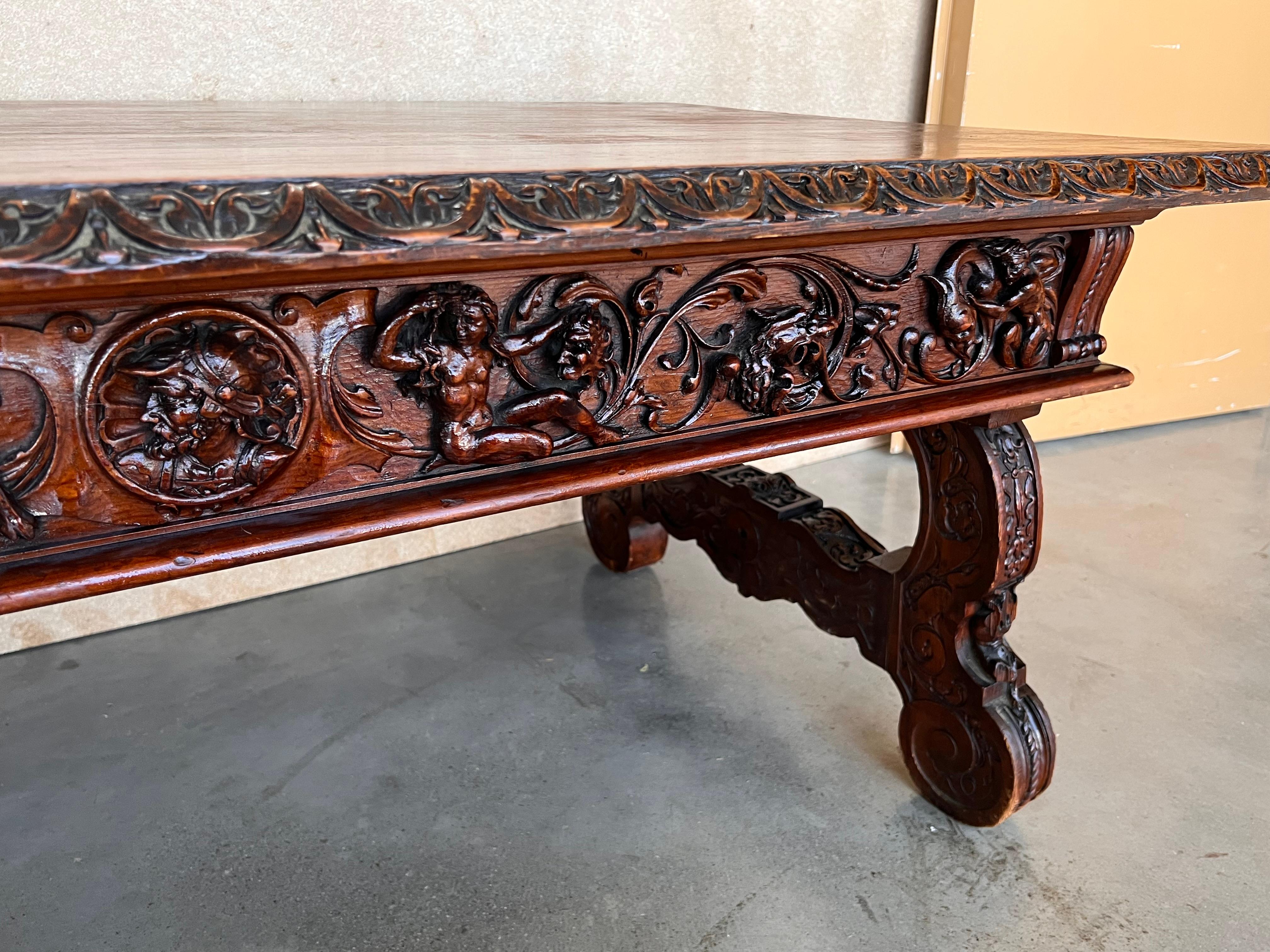 Table basse ou centre de table en noyer sculpté de style Renaissance espagnol du 19e siècle en vente 2