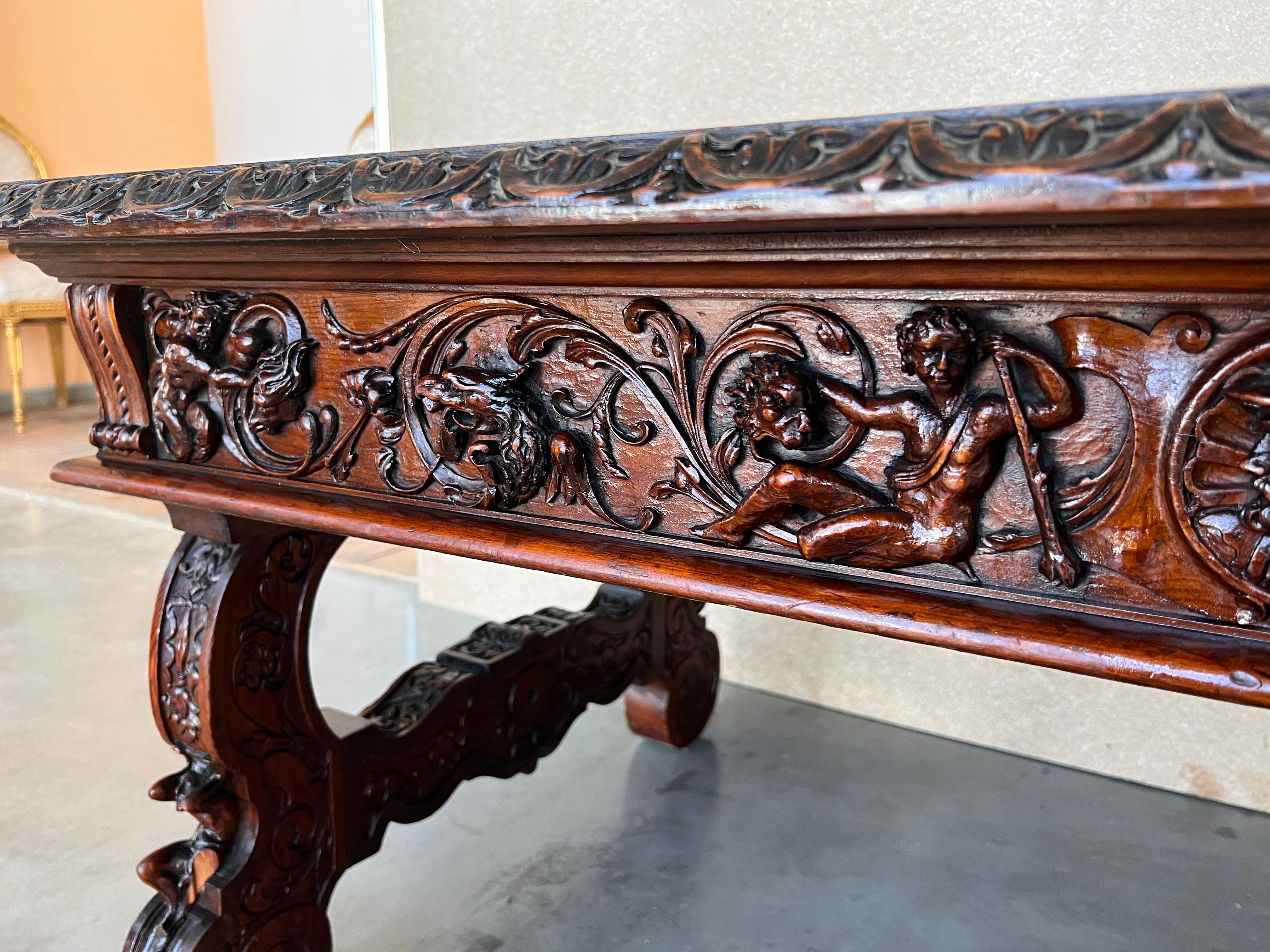 Table basse ou centre de table en noyer sculpté de style Renaissance espagnol du 19e siècle en vente 3
