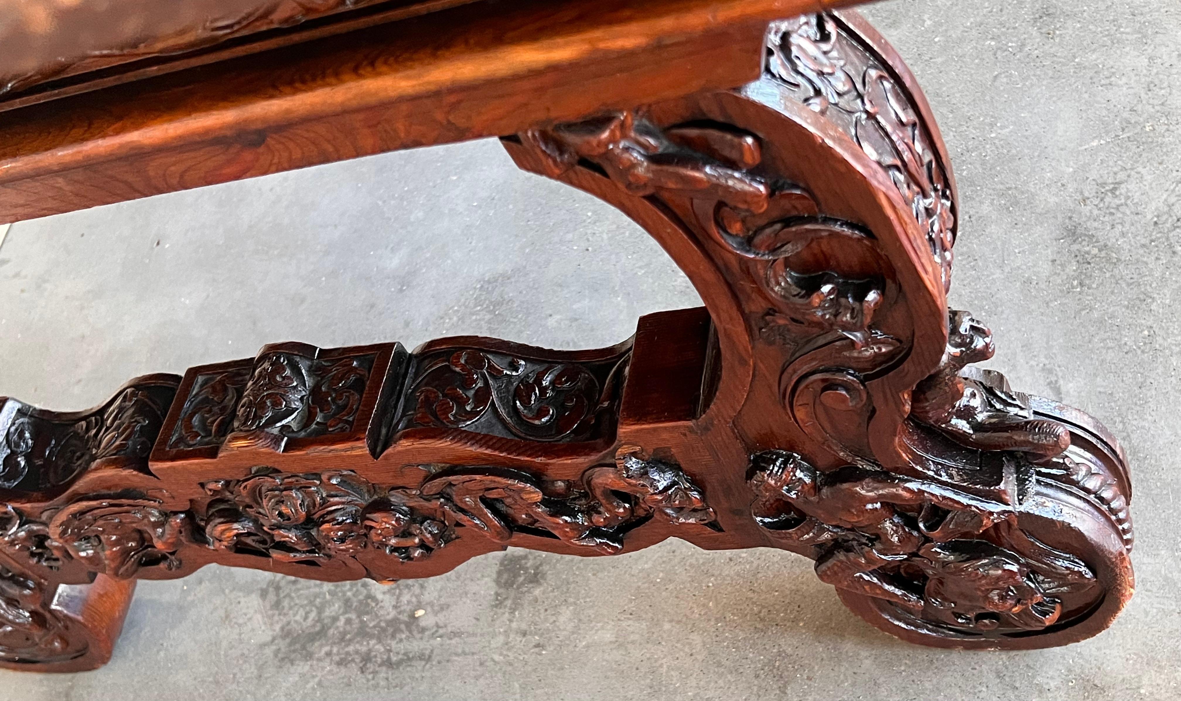 Table basse ou centre de table en noyer sculpté de style Renaissance espagnol du 19e siècle en vente 4