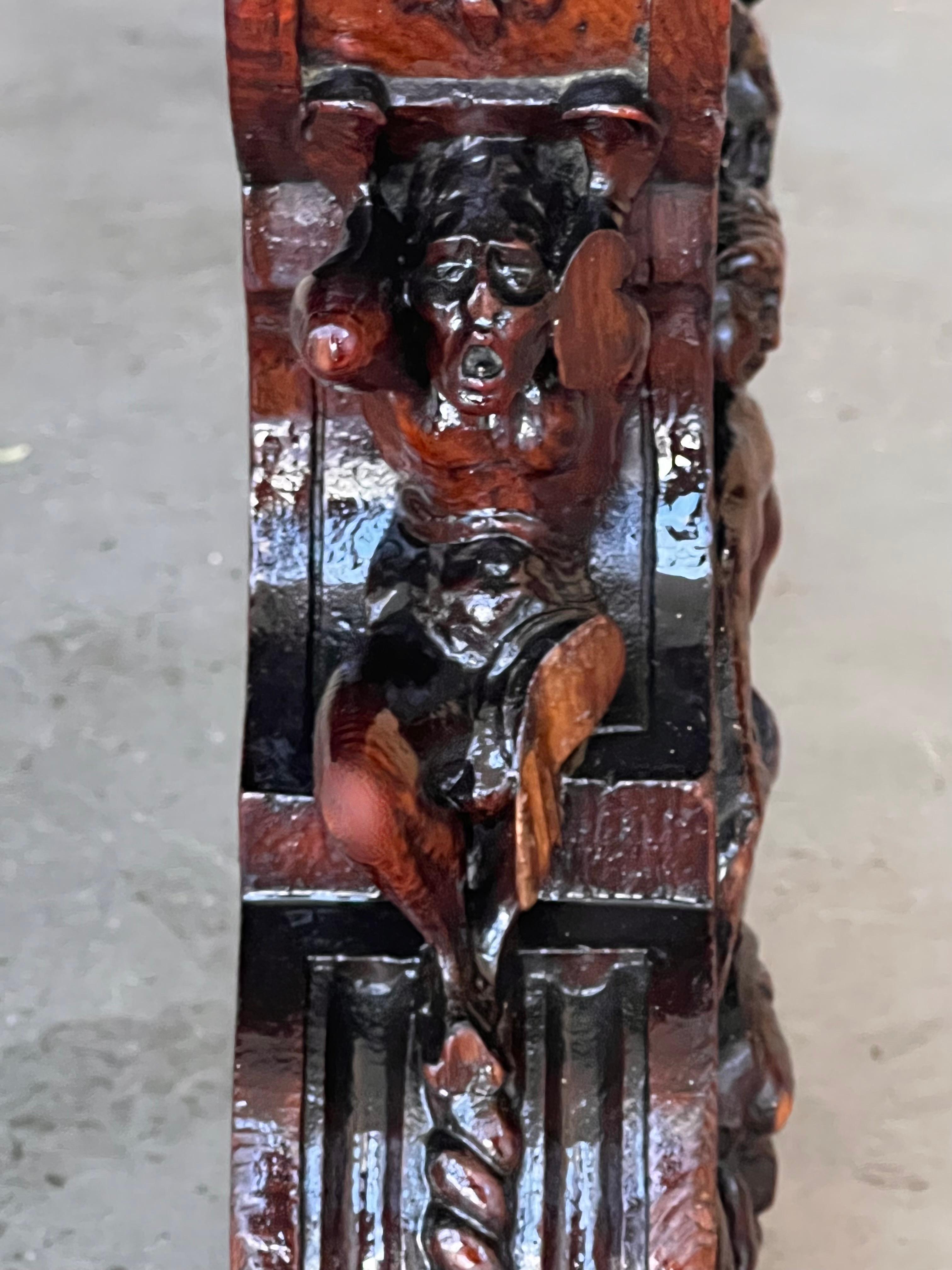 Table basse ou centre de table en noyer sculpté de style Renaissance espagnol du 19e siècle en vente 5