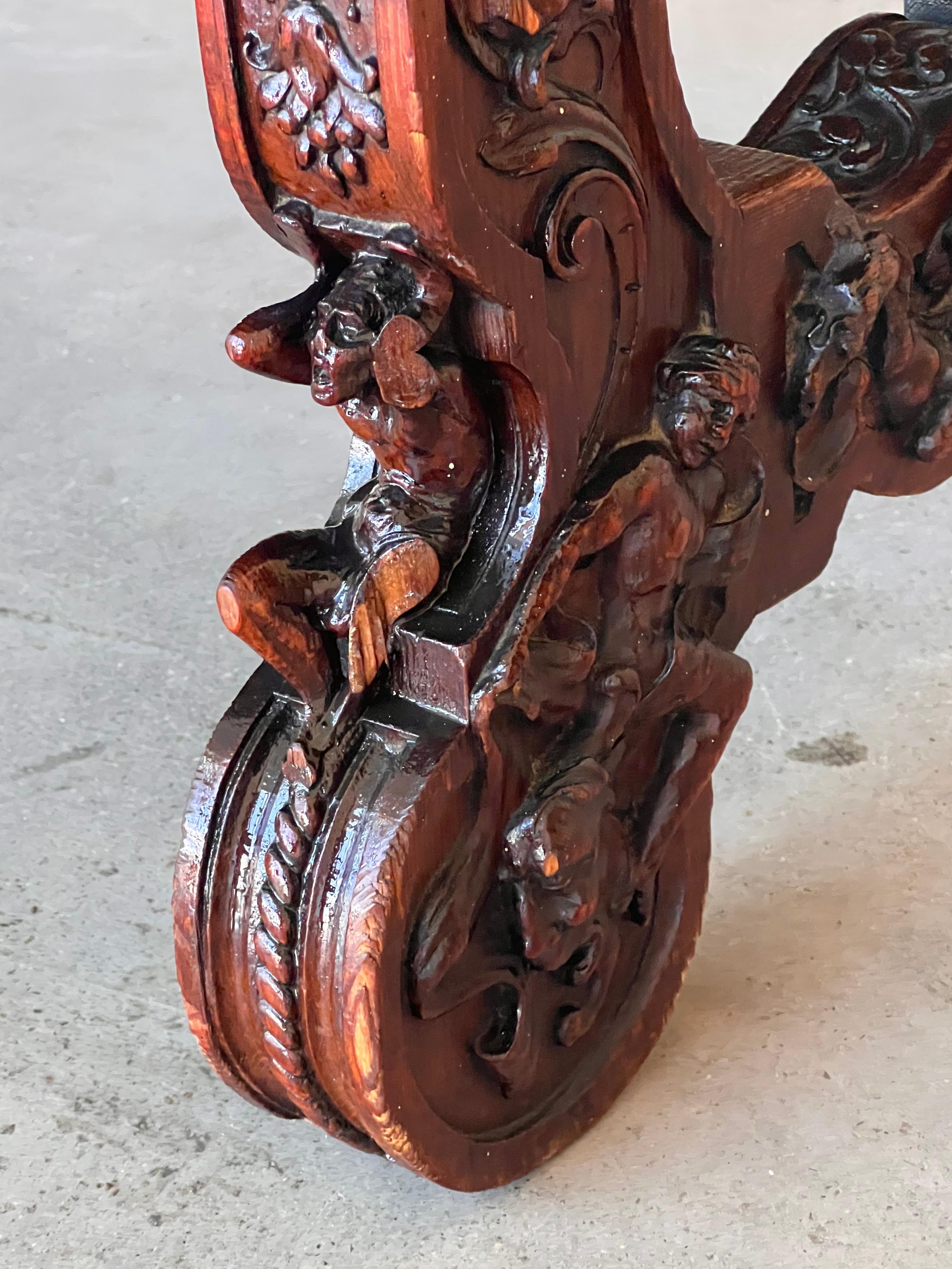 Table basse ou centre de table en noyer sculpté de style Renaissance espagnol du 19e siècle en vente 6