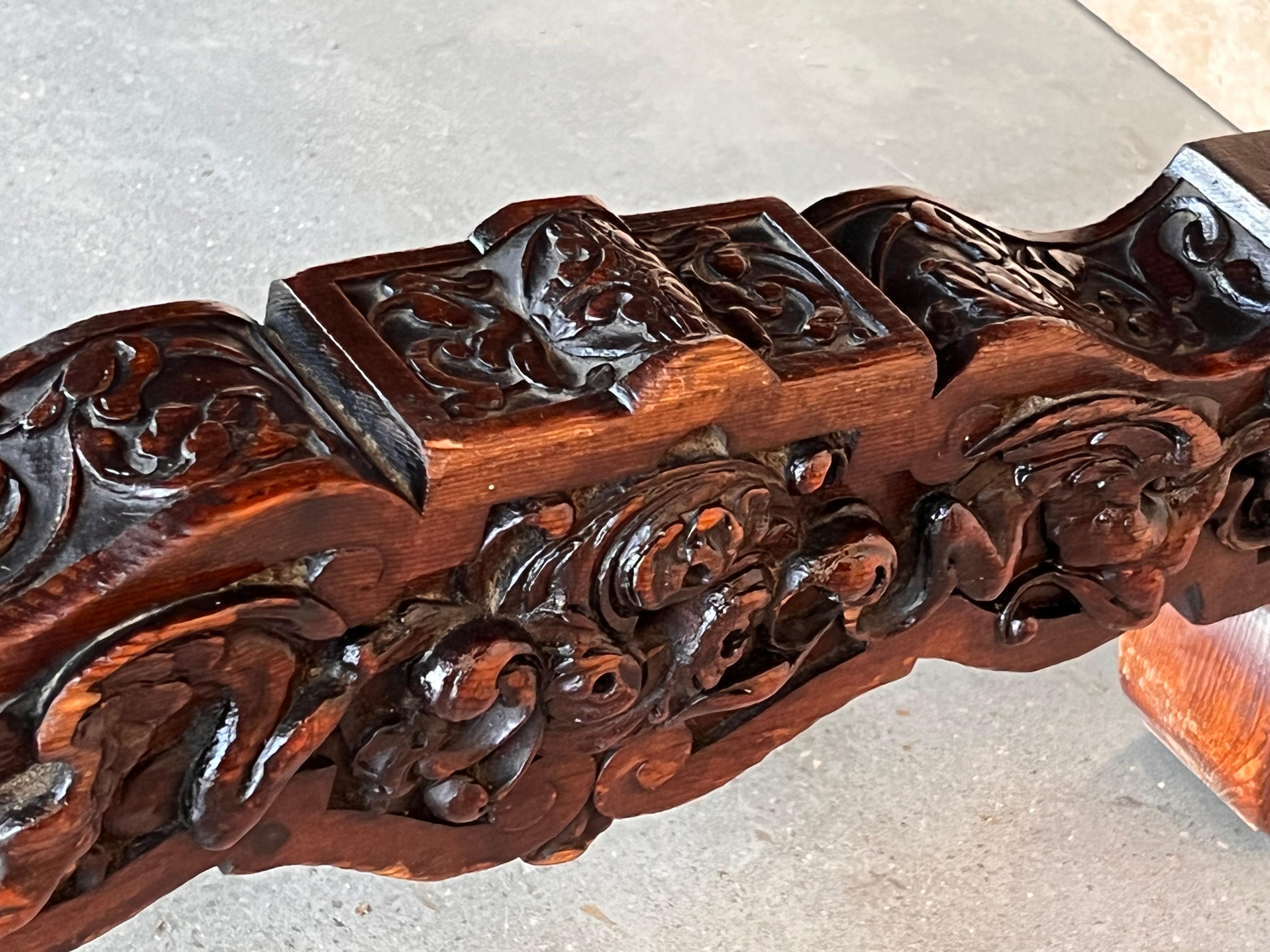 Table basse ou centre de table en noyer sculpté de style Renaissance espagnol du 19e siècle en vente 8