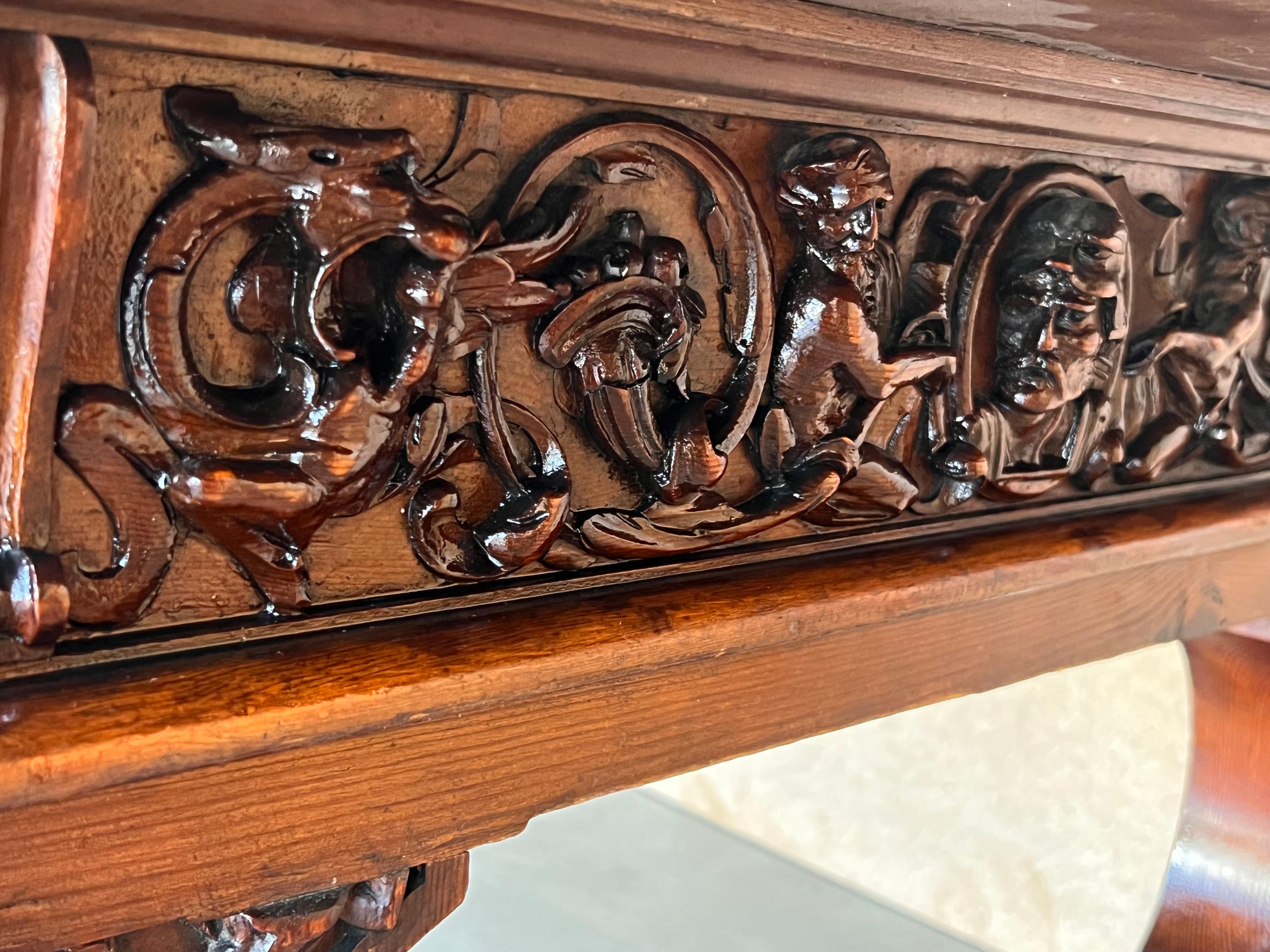 Table basse ou centre de table en noyer sculpté de style Renaissance espagnol du 19e siècle en vente 9