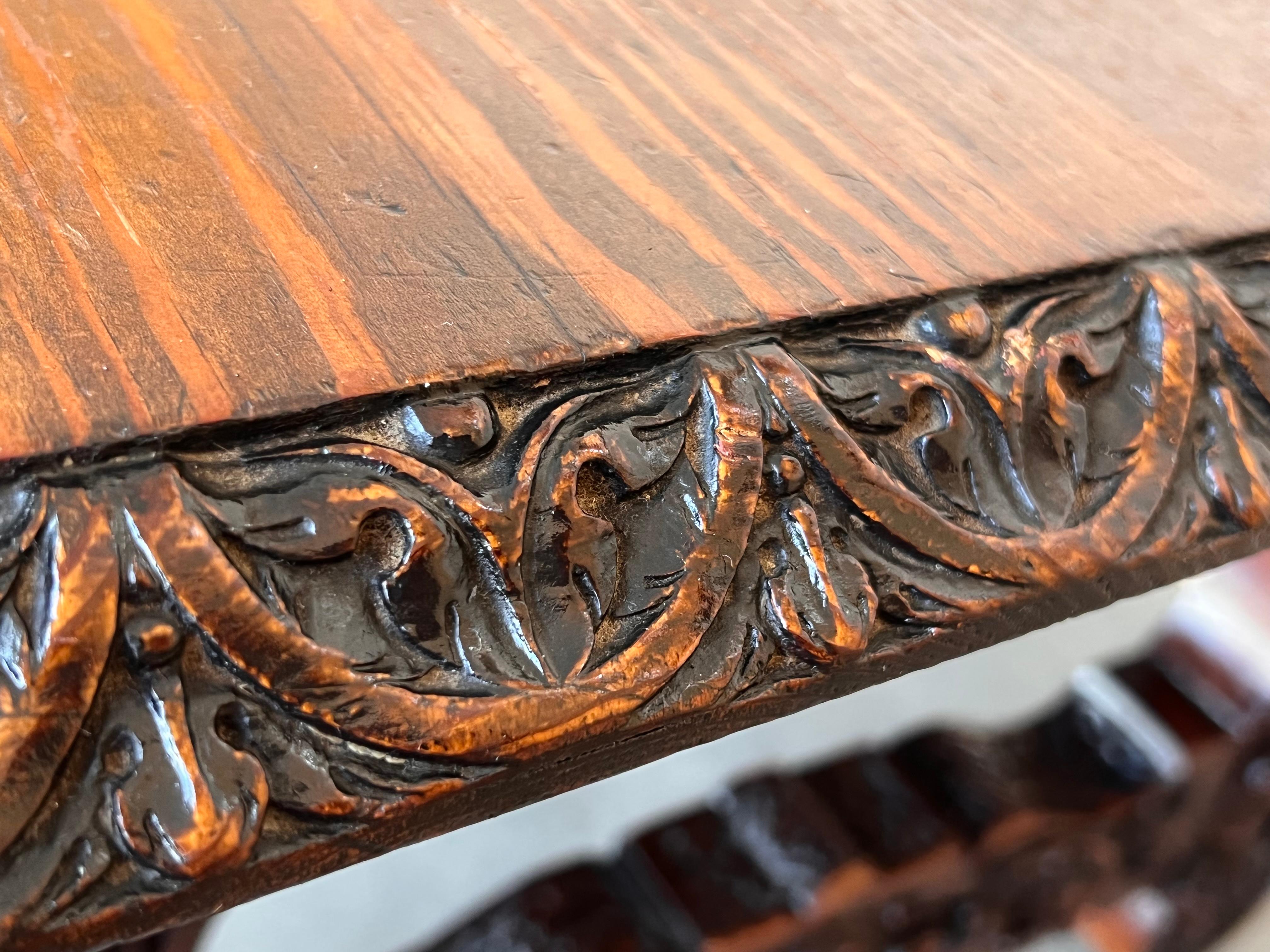 Table basse ou centre de table en noyer sculpté de style Renaissance espagnol du 19e siècle en vente 10