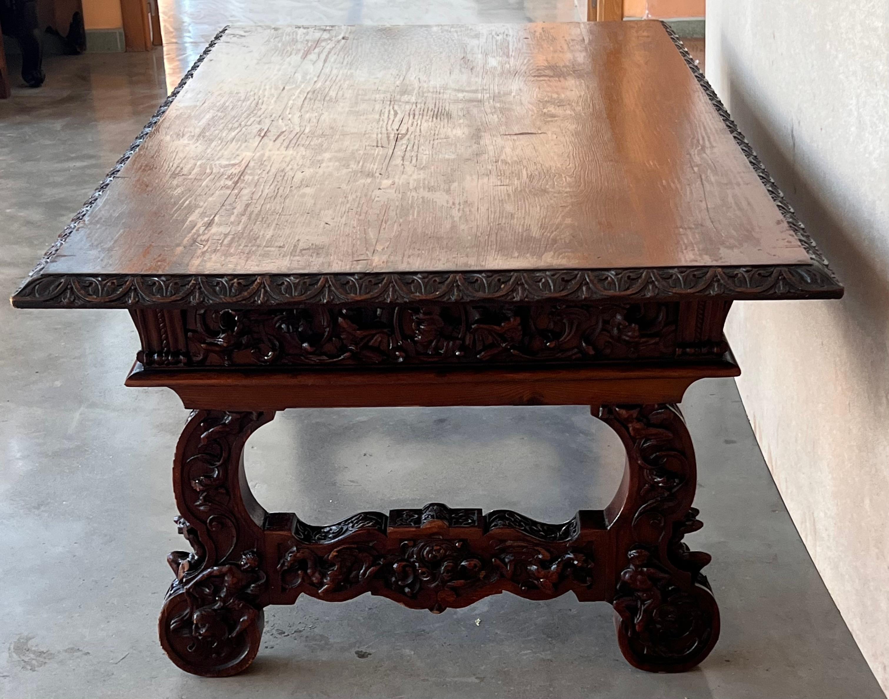 19th Spanish Carved Walnut Renaissance Center or Coffee Table In Good Condition For Sale In Miami, FL