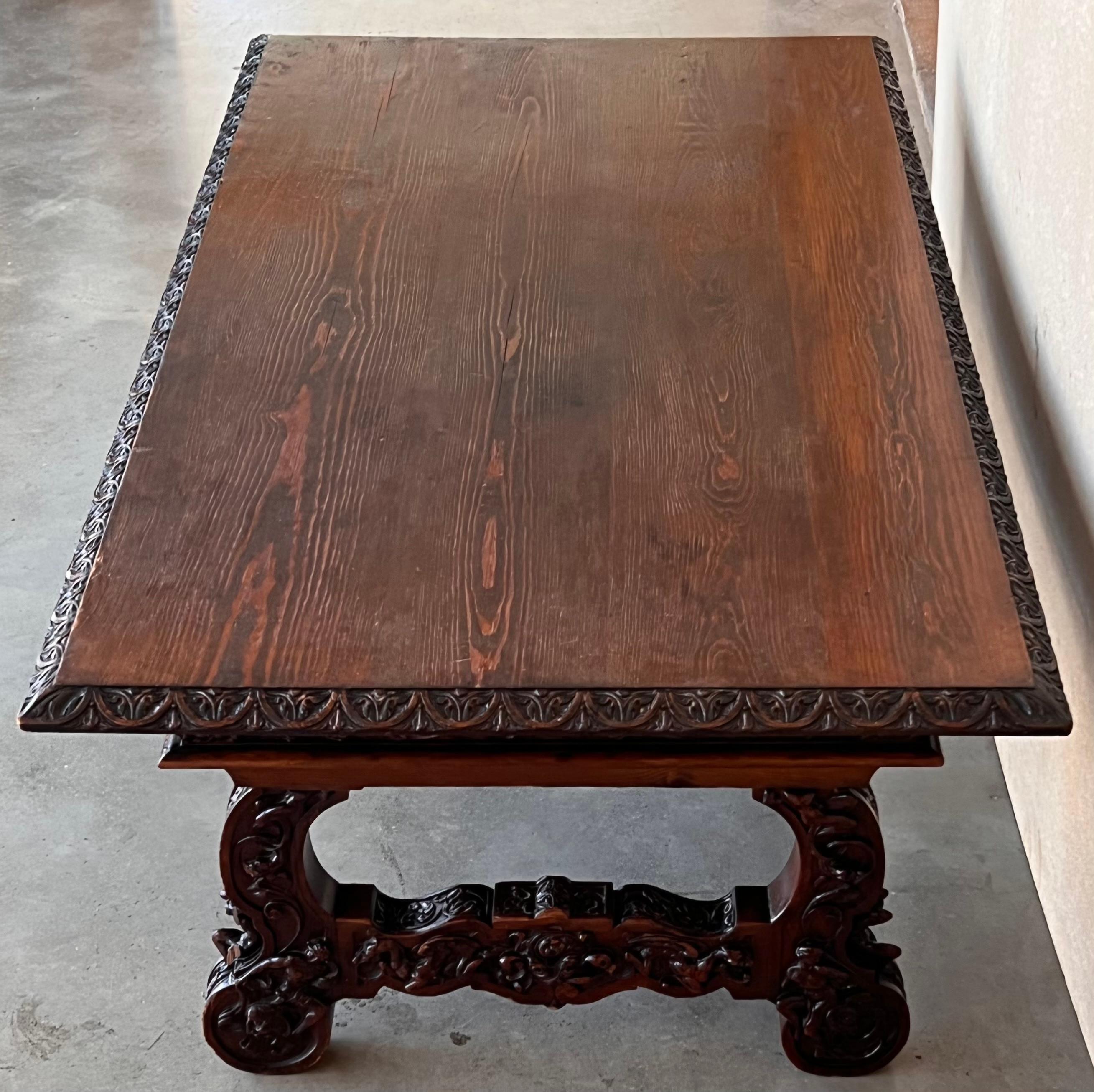 Néo-gothique Table basse ou centre de table en noyer sculpté de style Renaissance espagnol du 19e siècle en vente