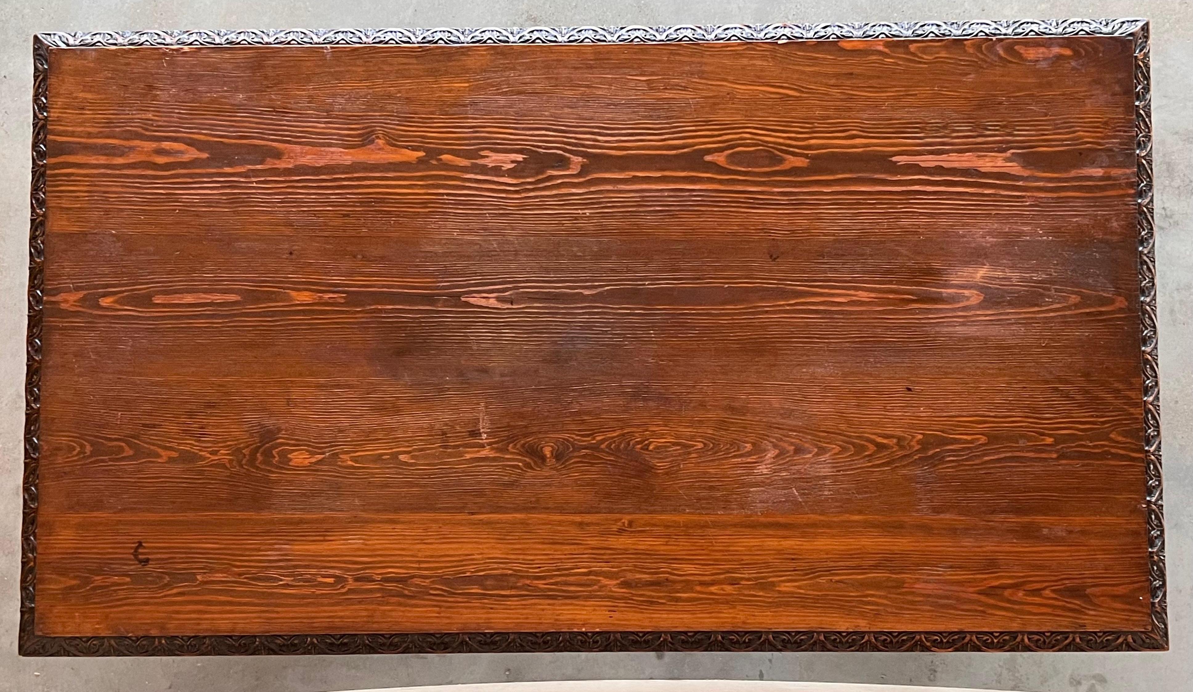 Espagnol Table basse ou centre de table en noyer sculpté de style Renaissance espagnol du 19e siècle en vente