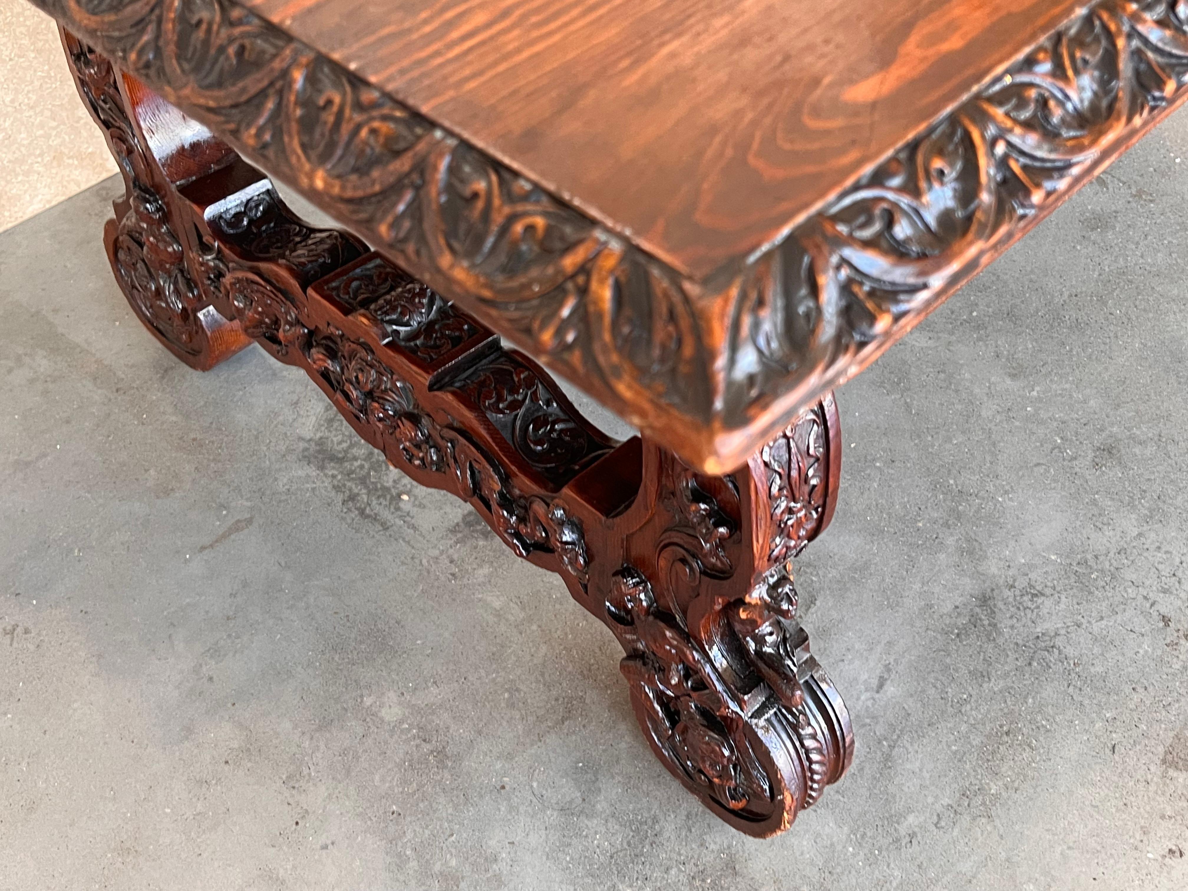 Sculpté Table basse ou centre de table en noyer sculpté de style Renaissance espagnol du 19e siècle en vente