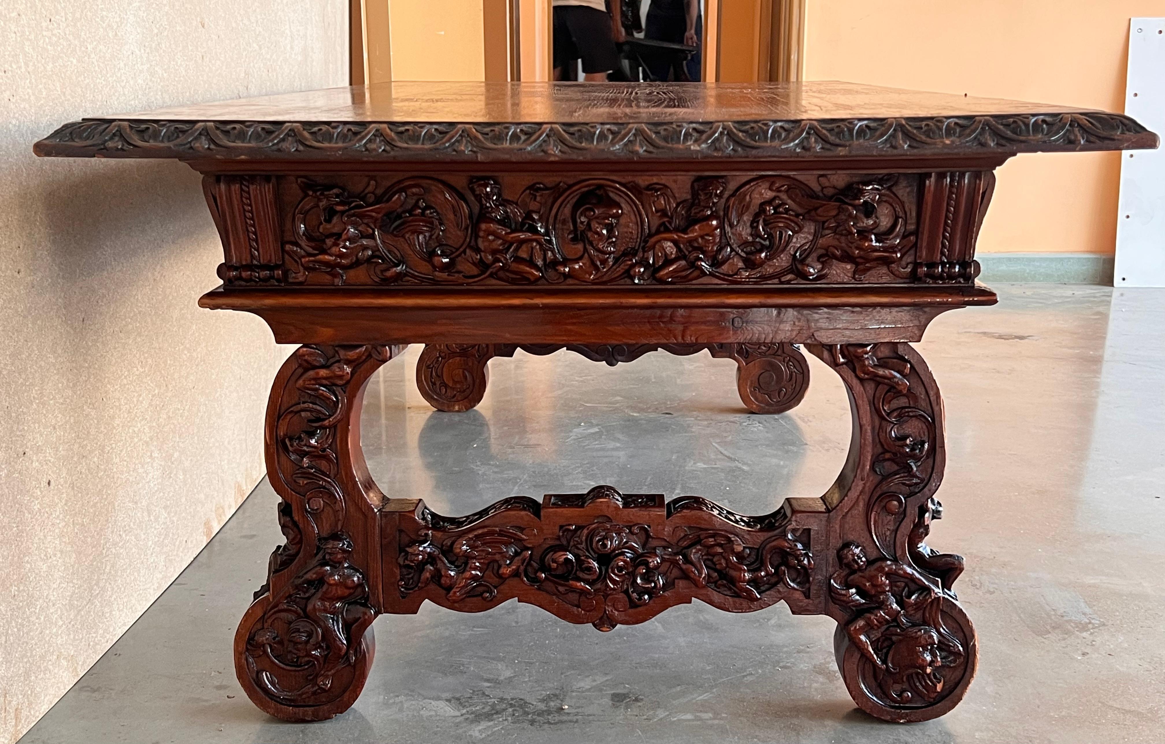 Table basse ou centre de table en noyer sculpté de style Renaissance espagnol du 19e siècle Bon état - En vente à Miami, FL