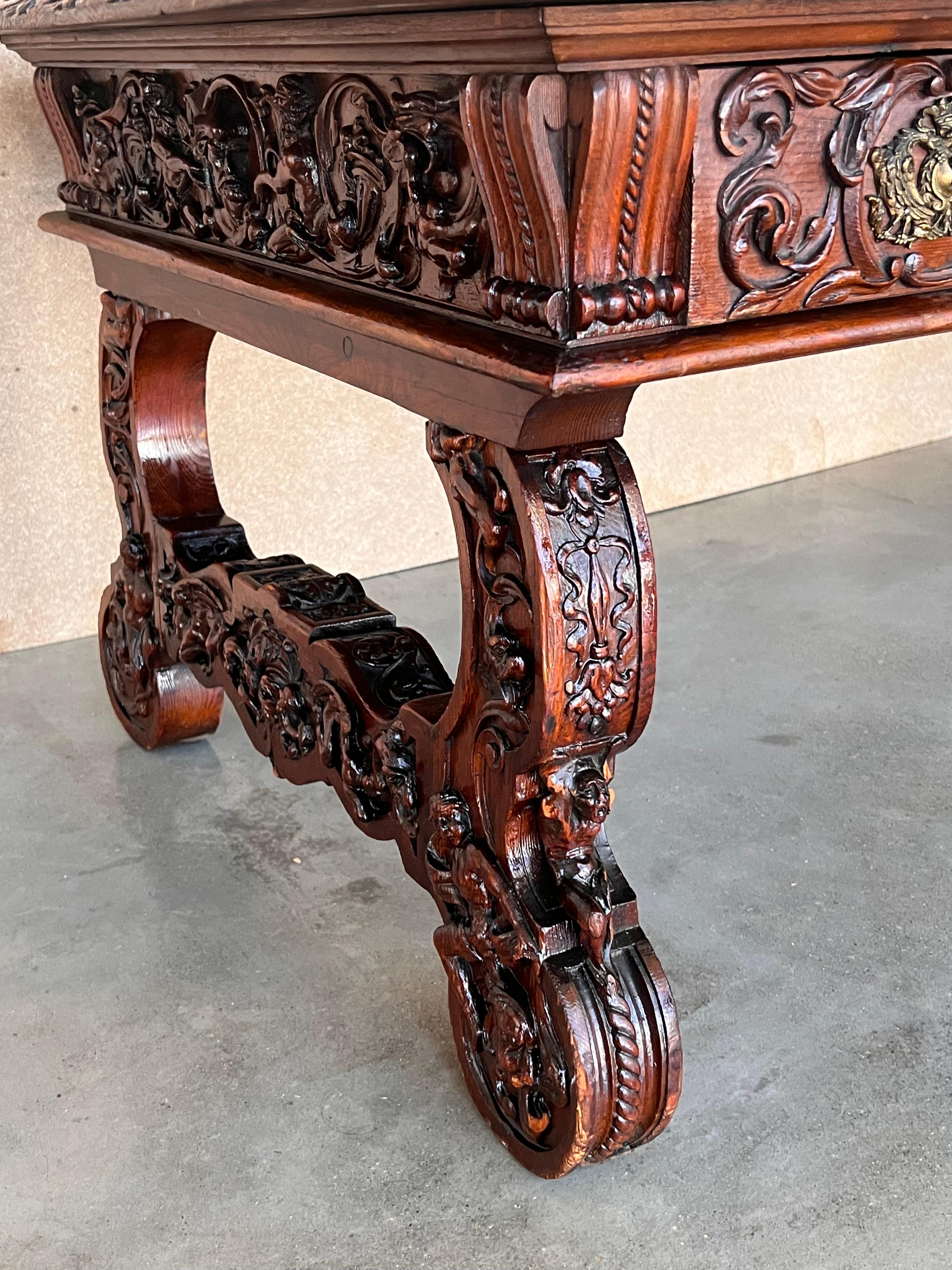 XIXe siècle Table basse ou centre de table en noyer sculpté de style Renaissance espagnol du 19e siècle en vente
