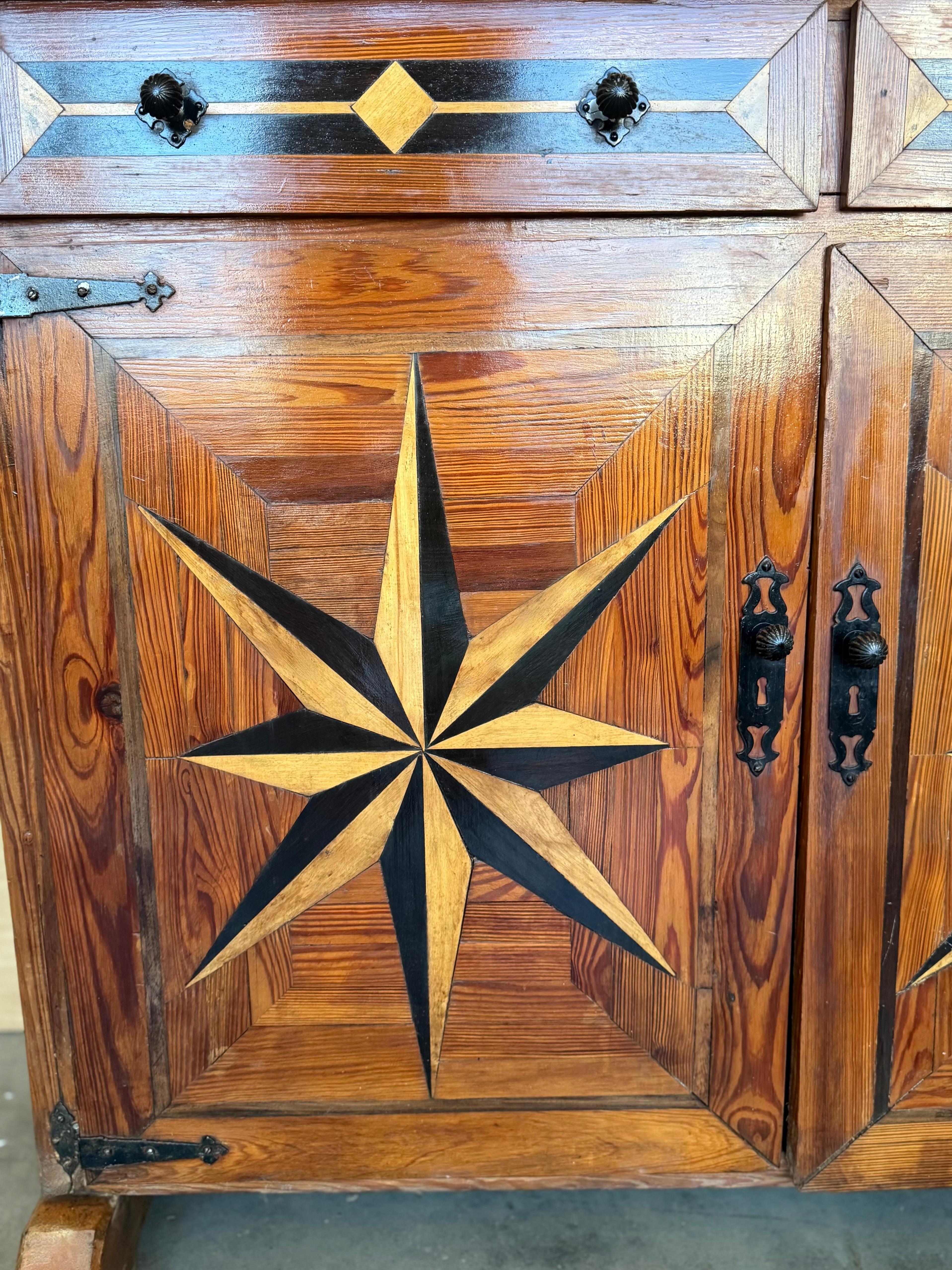 19. Spanisch geschnitzt Nussbaum toskanischen zwei Schubladen Credenza oder Buffet mit Intarsien im Angebot 4