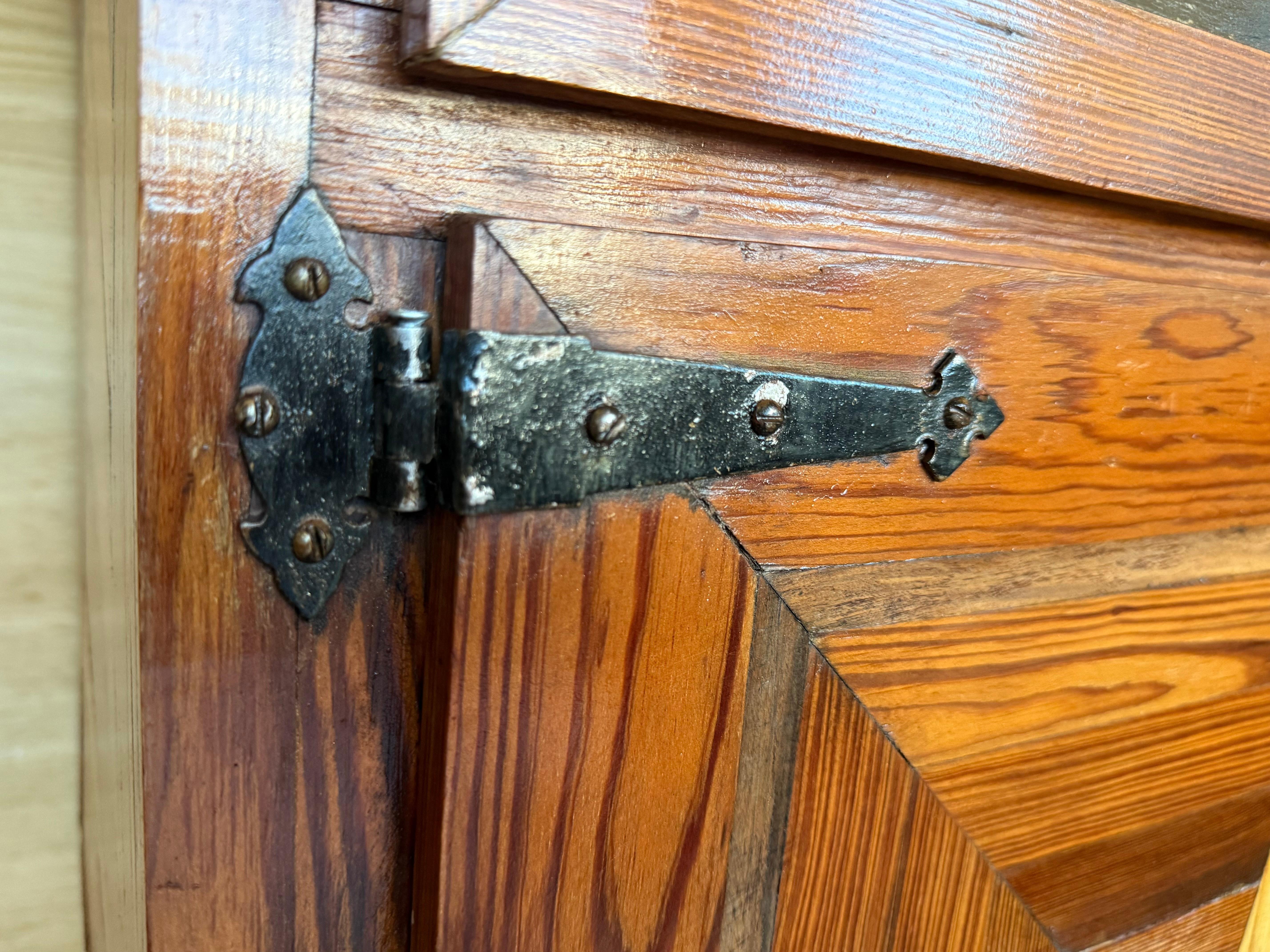 19. Spanisch geschnitzt Nussbaum toskanischen zwei Schubladen Credenza oder Buffet mit Intarsien im Angebot 6